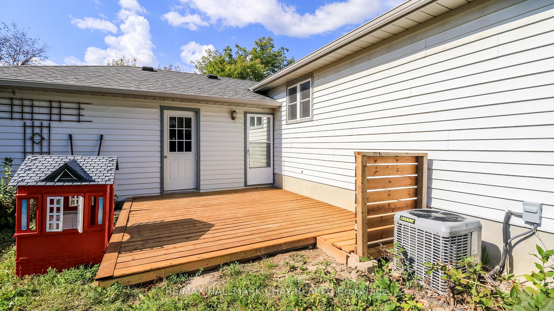 Photo 12 of 9 Bronte Crescent, Barrie, Letitia Heights — HOMEH