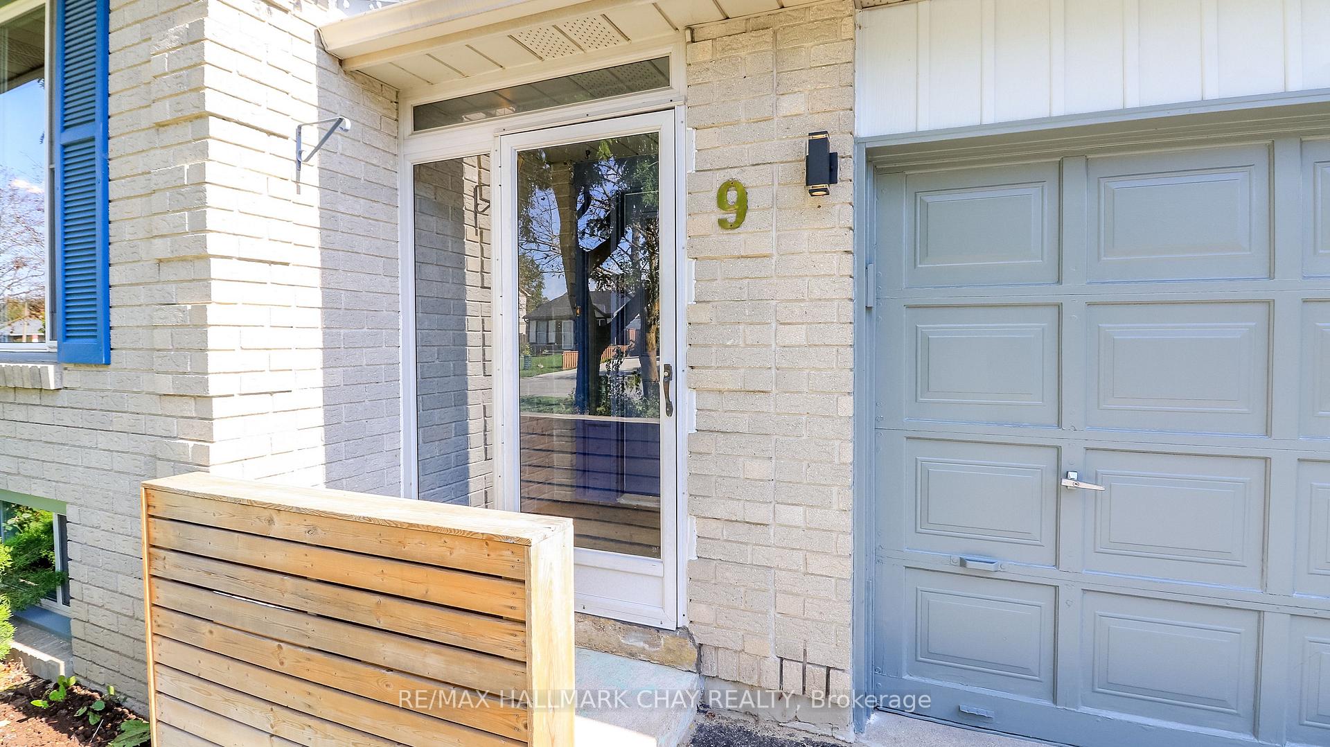 Photo 13 of 9 Bronte Crescent, Barrie, Letitia Heights — HOMEH