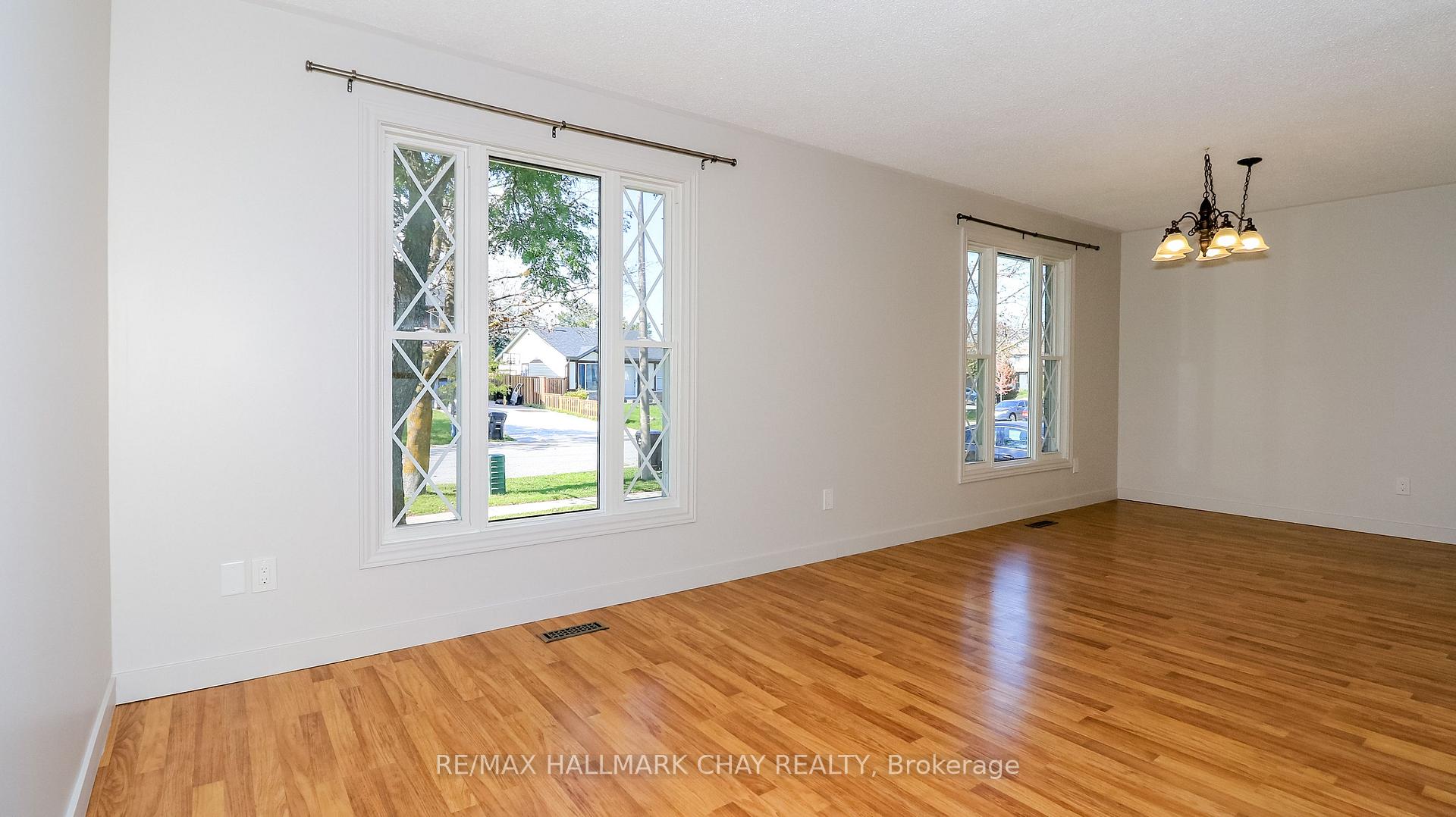Photo 19 of 9 Bronte Crescent, Barrie, Letitia Heights — HOMEH