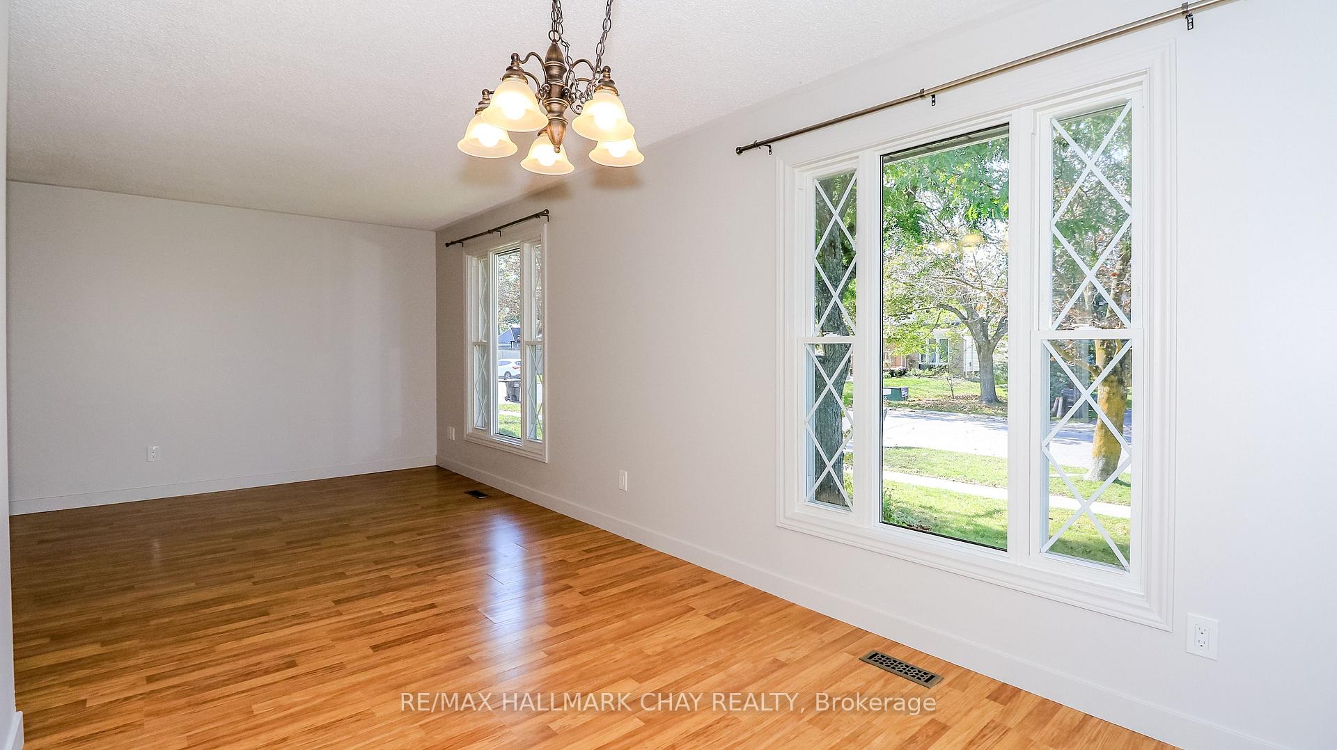 Photo 21 of 9 Bronte Crescent, Barrie, Letitia Heights — HOMEH