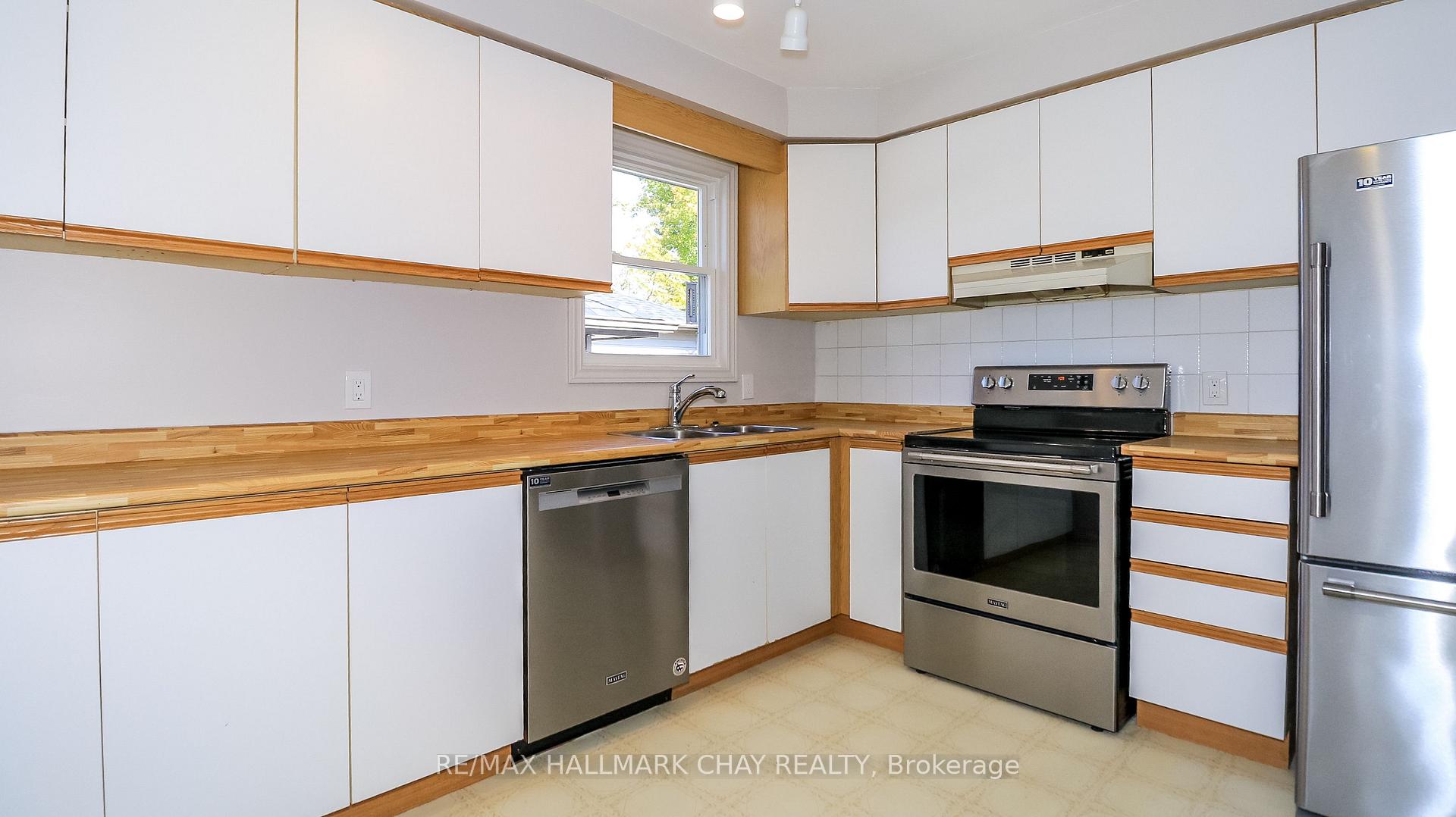 Photo 24 of 9 Bronte Crescent, Barrie, Letitia Heights — HOMEH