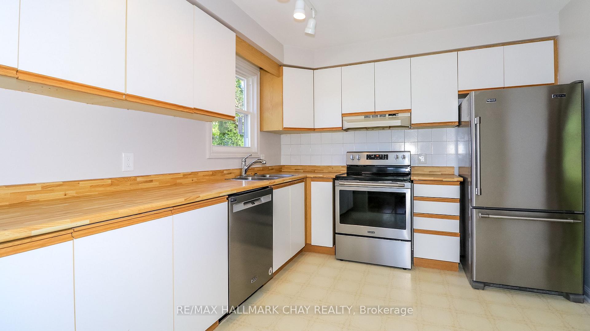 Photo 25 of 9 Bronte Crescent, Barrie, Letitia Heights — HOMEH