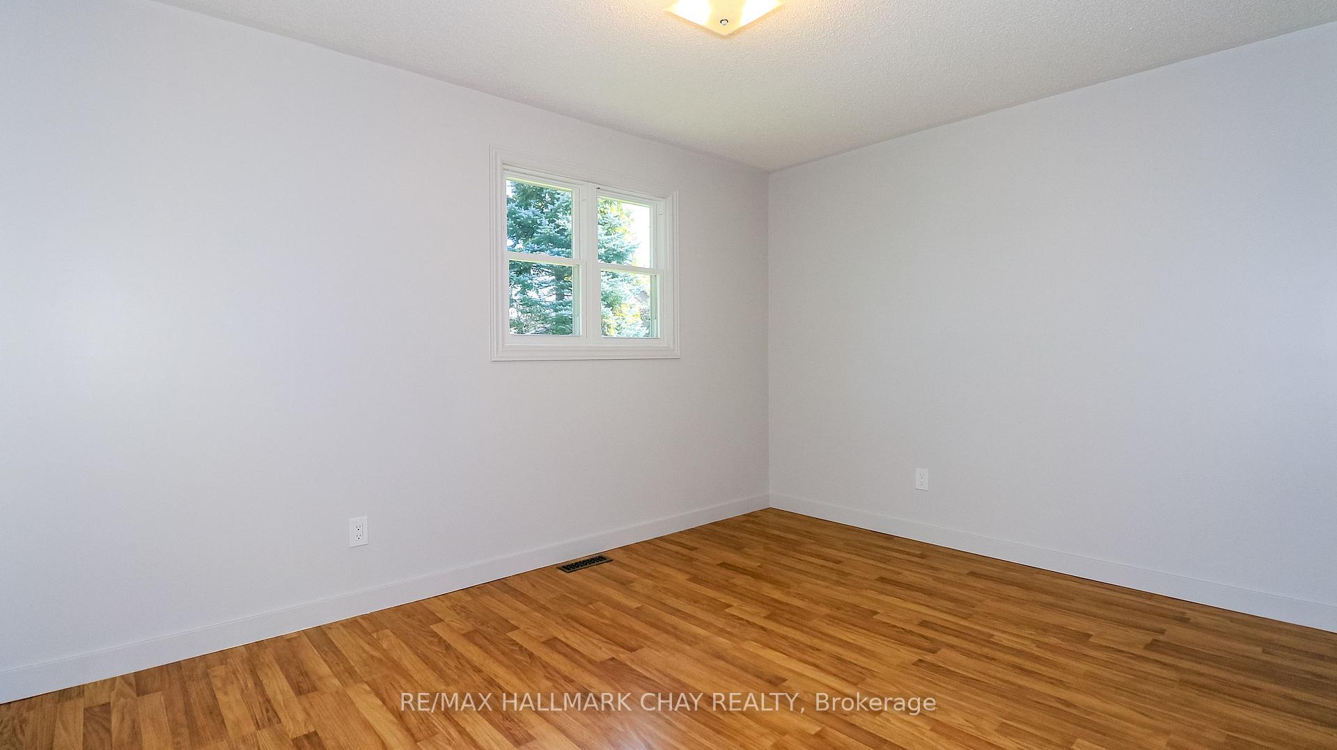 Photo 32 of 9 Bronte Crescent, Barrie, Letitia Heights — HOMEH