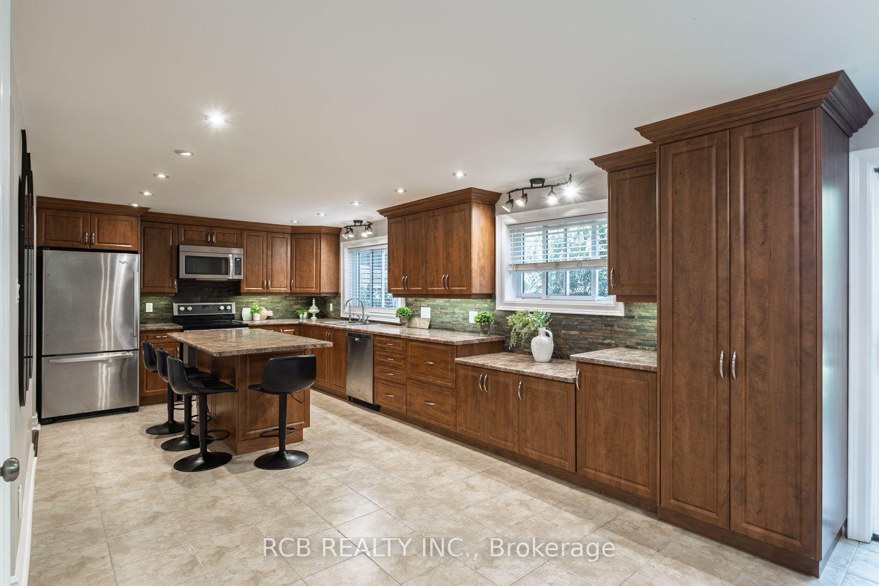 Photo 11 of 141 Viscount Road, Brantford, Lynden Hills — HOMEH