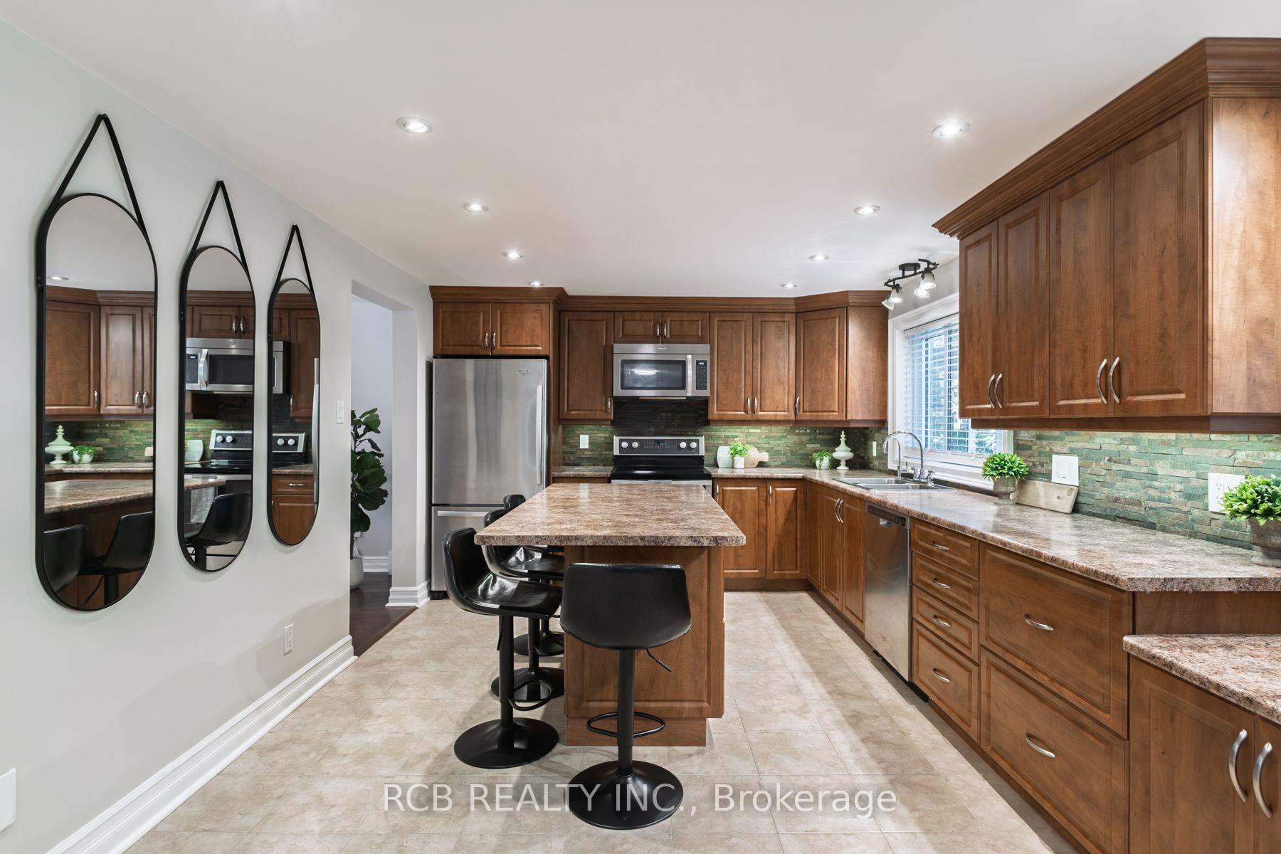 Photo 12 of 141 Viscount Road, Brantford, Lynden Hills — HOMEH