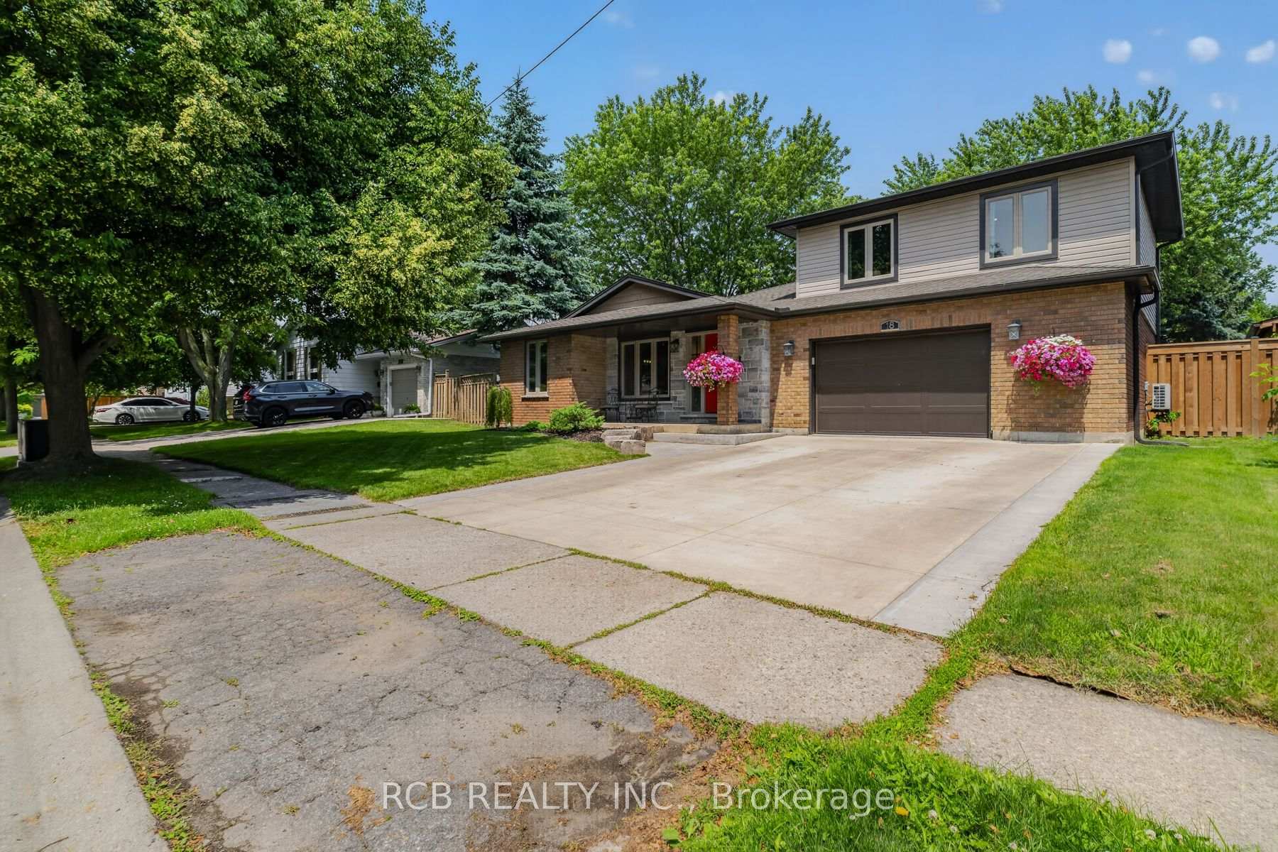 Photo 2 of 18 Max Webster Road, Brantford, Lynden Hills — HOMEH