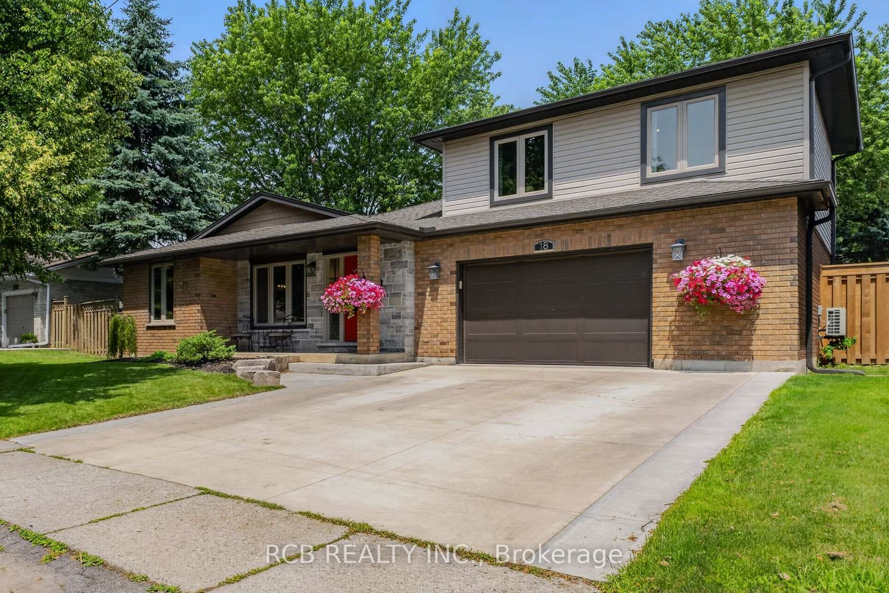 Photo 3 of 18 Max Webster Road, Brantford, Lynden Hills — HOMEH