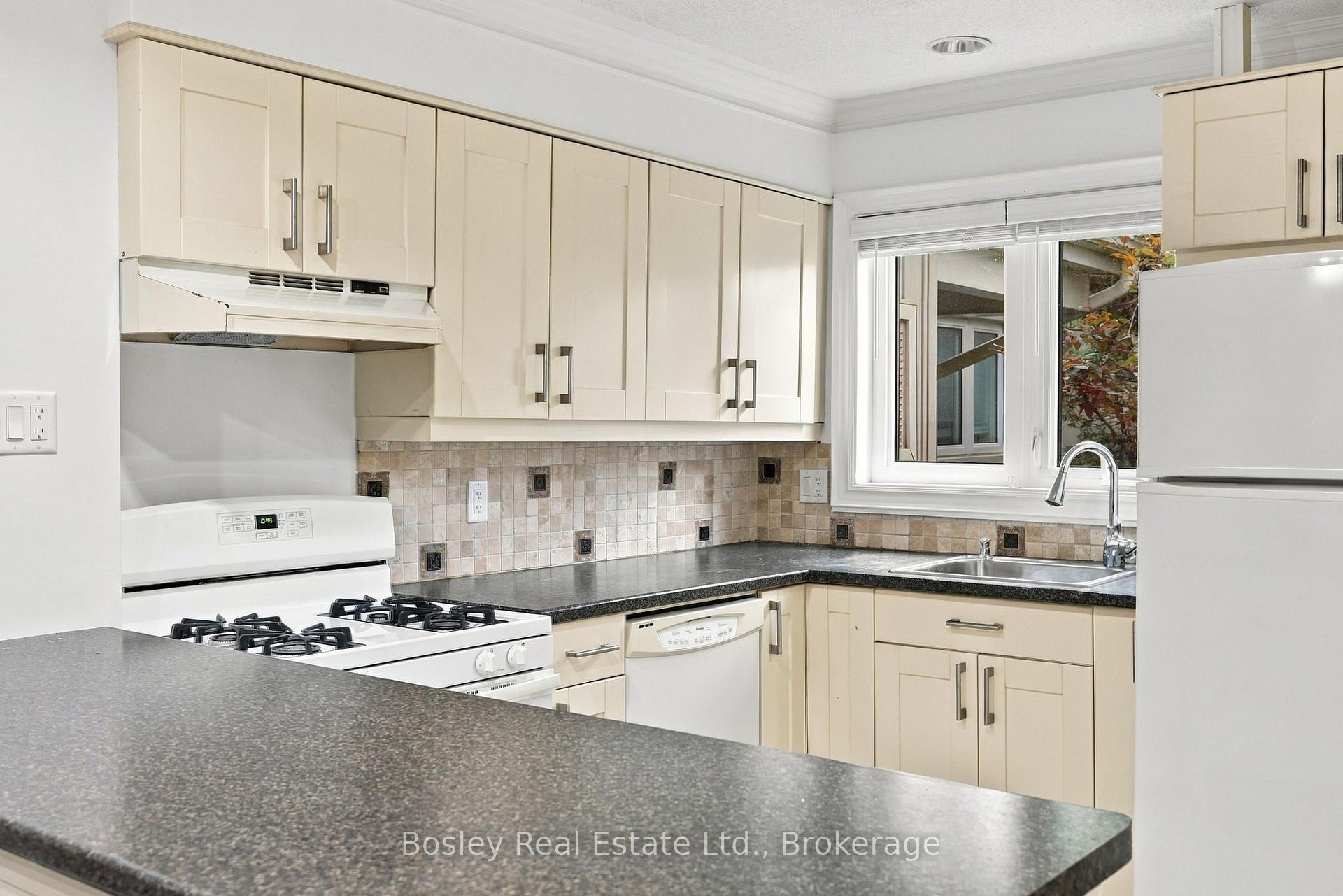 Photo 11 of 552 Oxbow Crescent, Collingwood — HOMEH