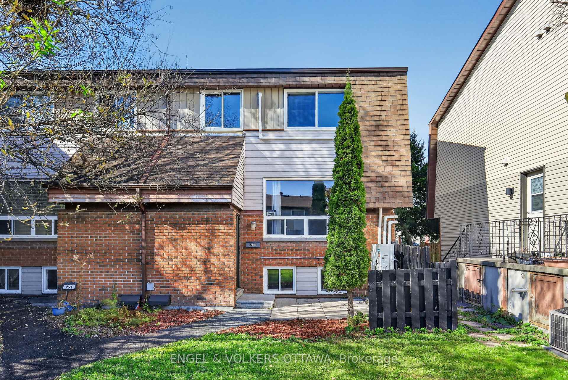 Front of Unit B, 29 Woodvale Green Drive