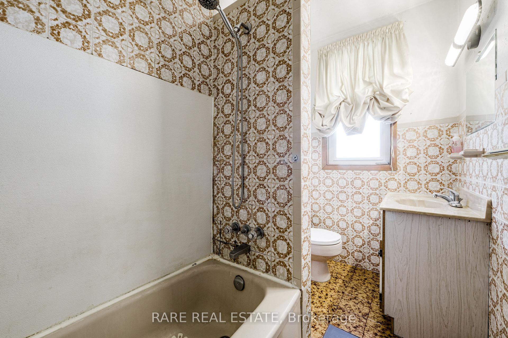 Photo 15 of 842 Shaw Street, Toronto, Dovercourt-Wallace Emerson-Junction — HOMEH