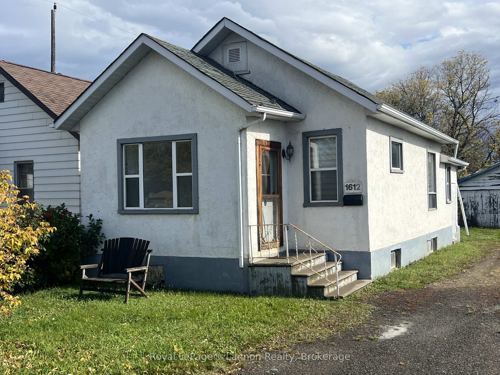 Photo 2 of 1612 Crawford Avenue, Thunder Bay, Westfort — HOMEH