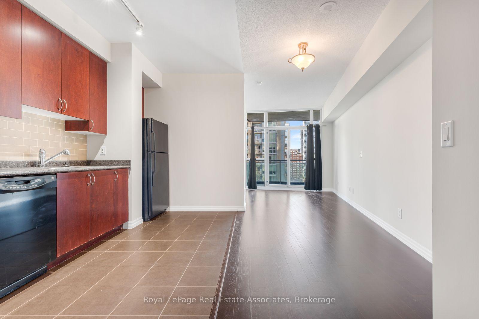Photo 4 of Unit 1709, 223 Webb Drive, Mississauga, City Centre — HOMEH