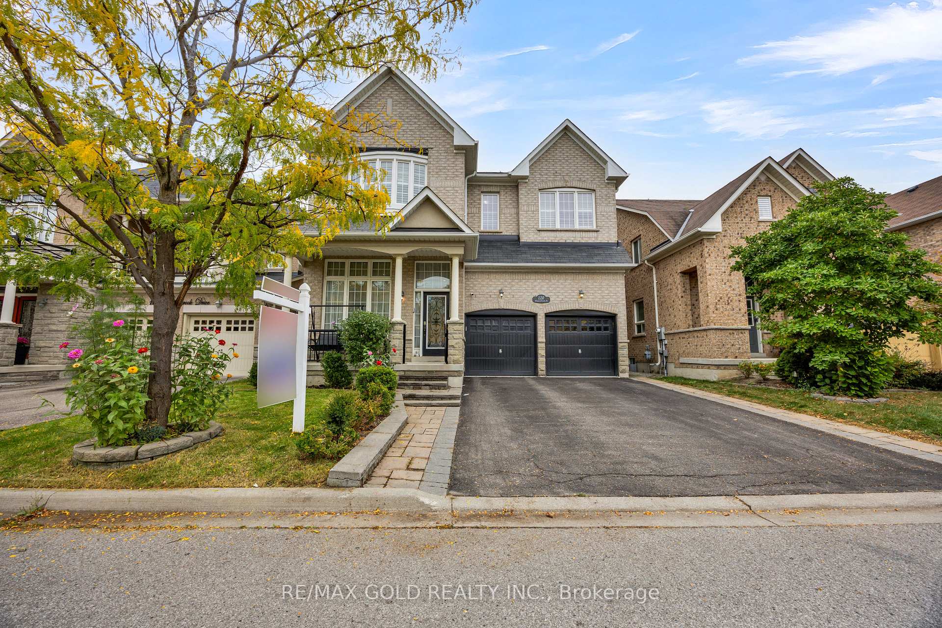 Photo 2 of 120 Watsonbrook Drive, Brampton, Sandringham-Wellington — HOMEH
