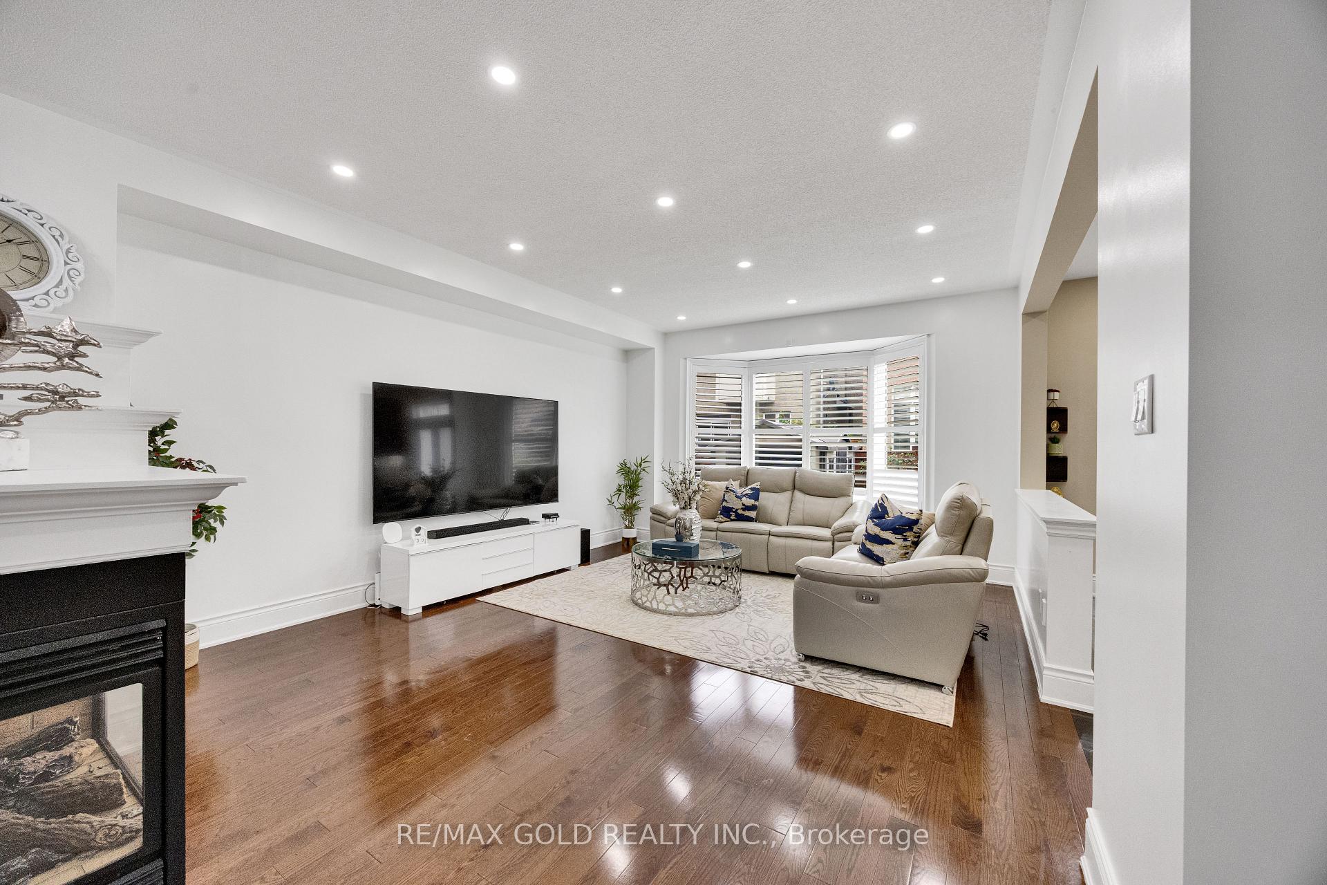 Photo 9 of 120 Watsonbrook Drive, Brampton, Sandringham-Wellington — HOMEH