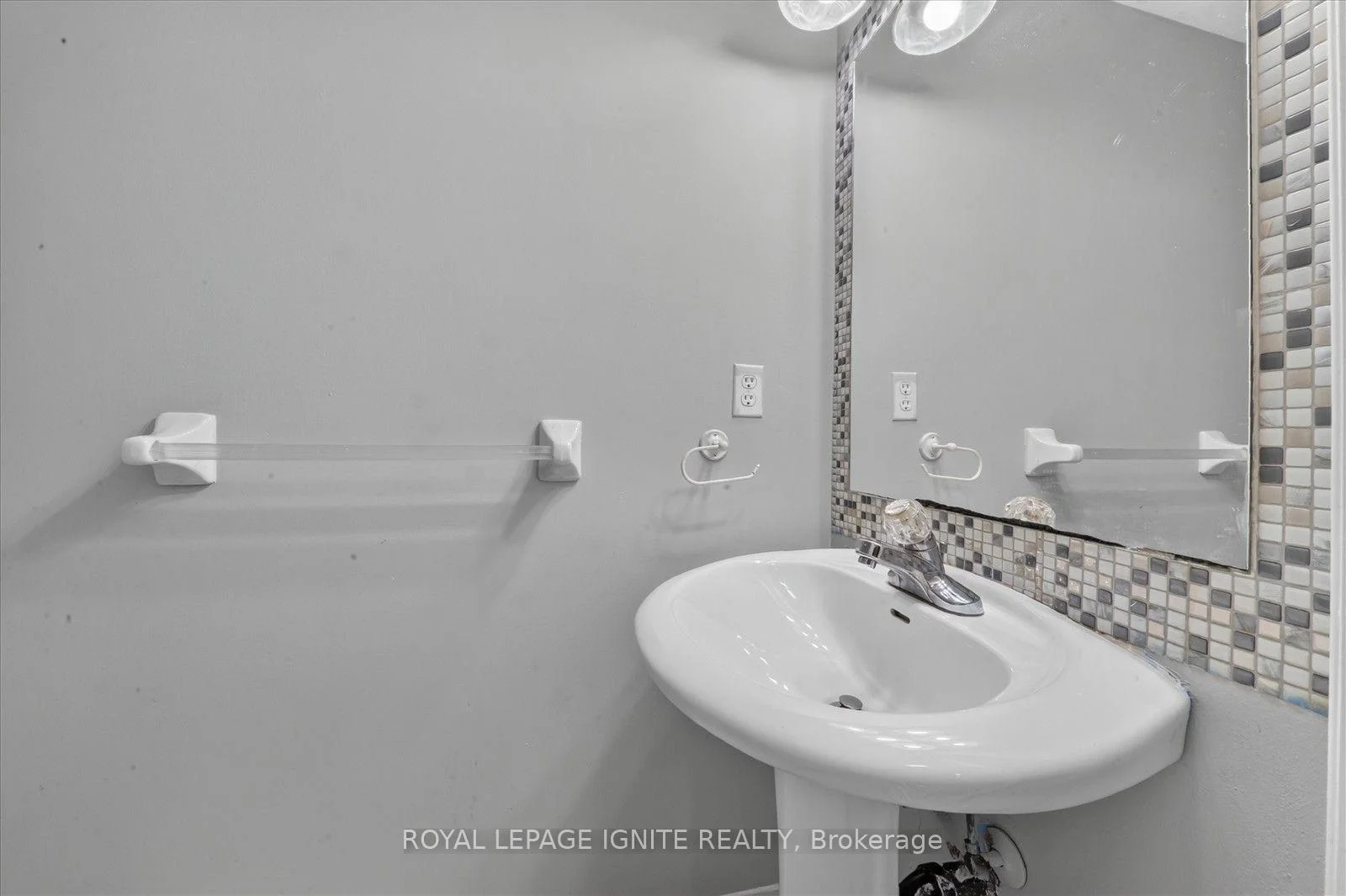 Photo 16 of 26 Roxton Crescent, Brampton, Fletcher's Meadow — HOMEH