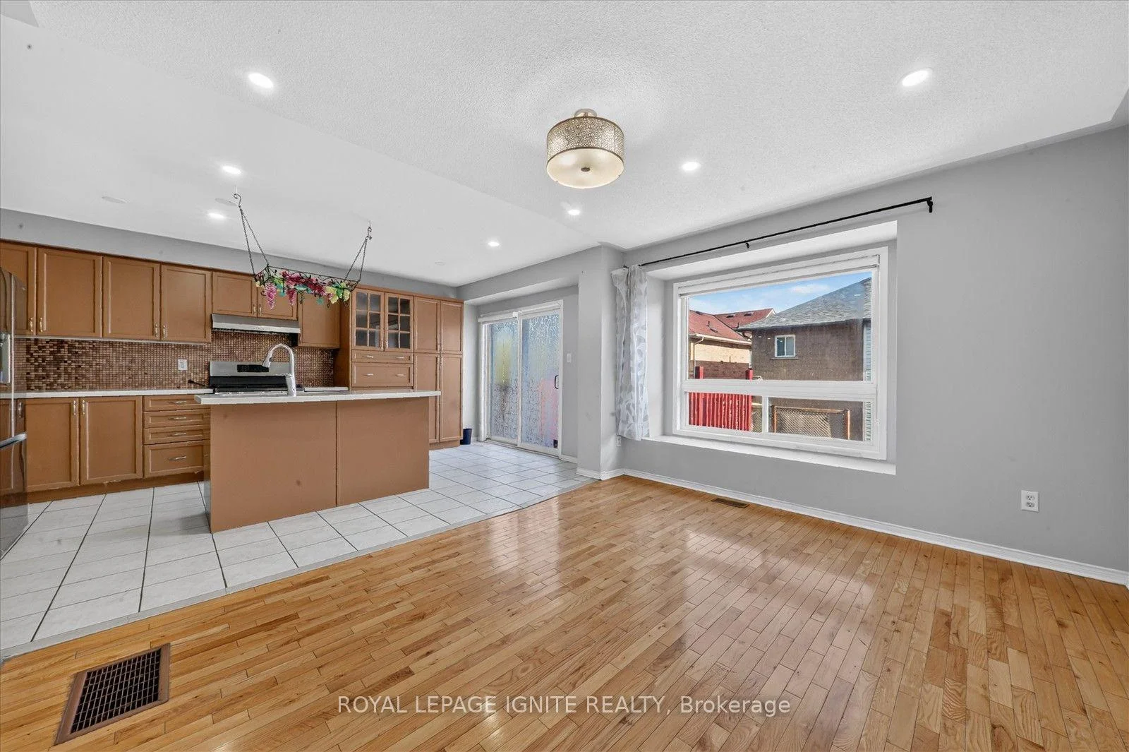 Photo 19 of 26 Roxton Crescent, Brampton, Fletcher's Meadow — HOMEH