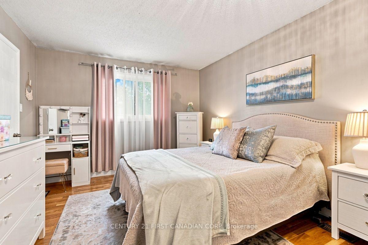 Photo 24 of 242 Martinet Avenue, London, East I — HOMEH