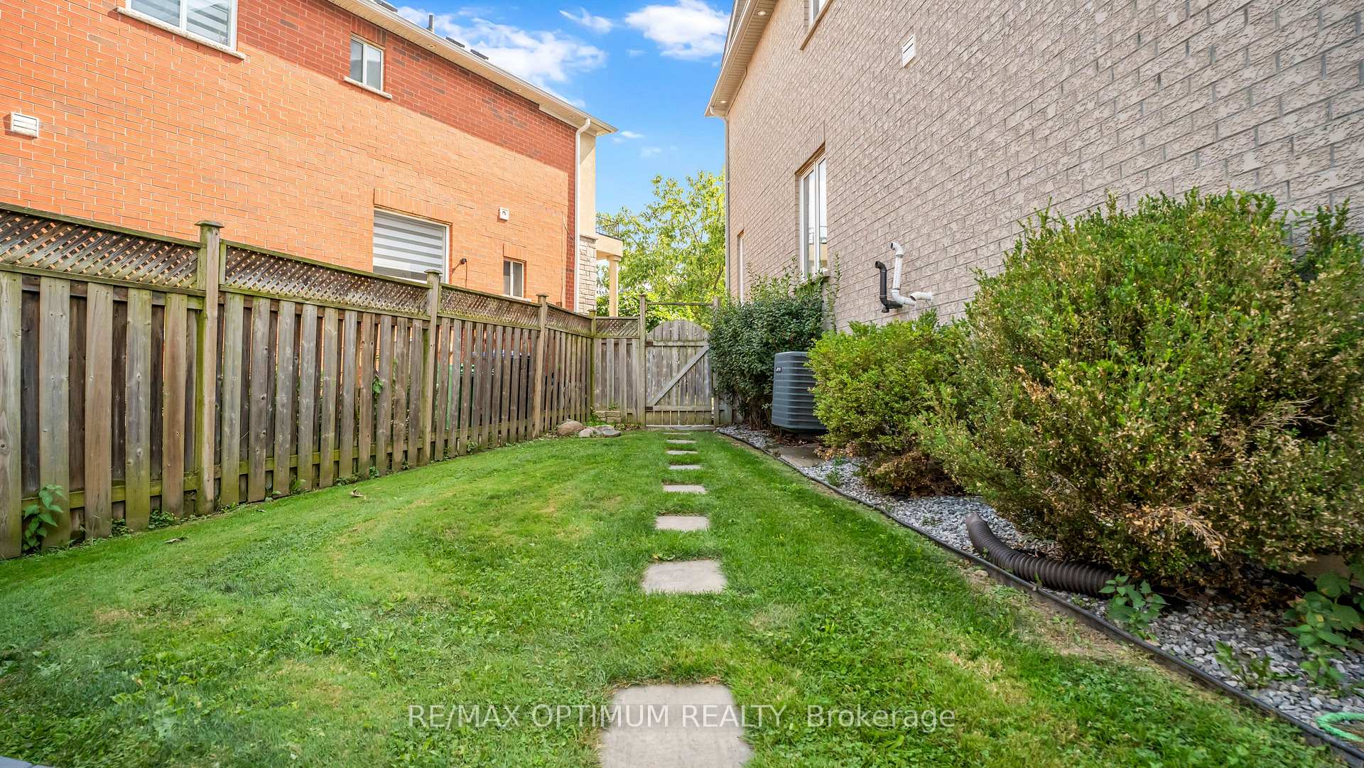 Photo 42 of 82 Penbridge Circle, Brampton, Fletcher's Meadow — HOMEH