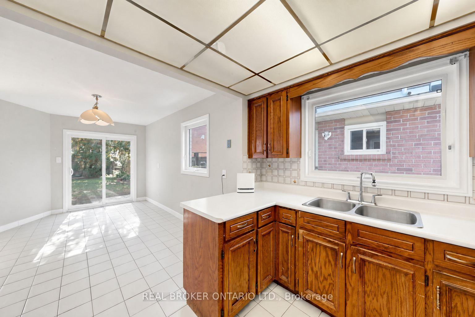 Photo 8 of 33 Fountainbridge Drive, Caledon, Bolton East — HOMEH