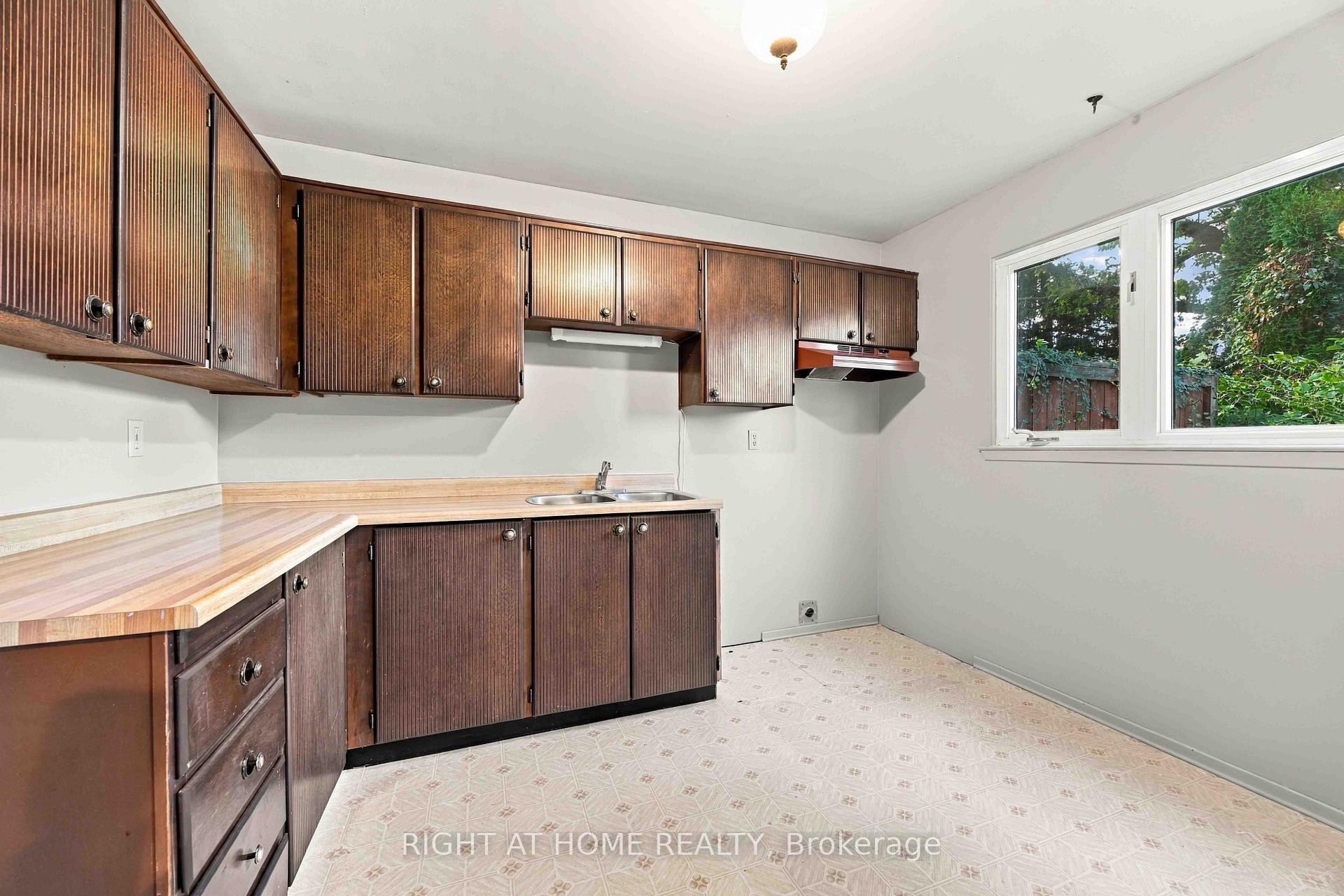 Photo 9 of 51 Maplestone Avenue, Sarnia — HOMEH