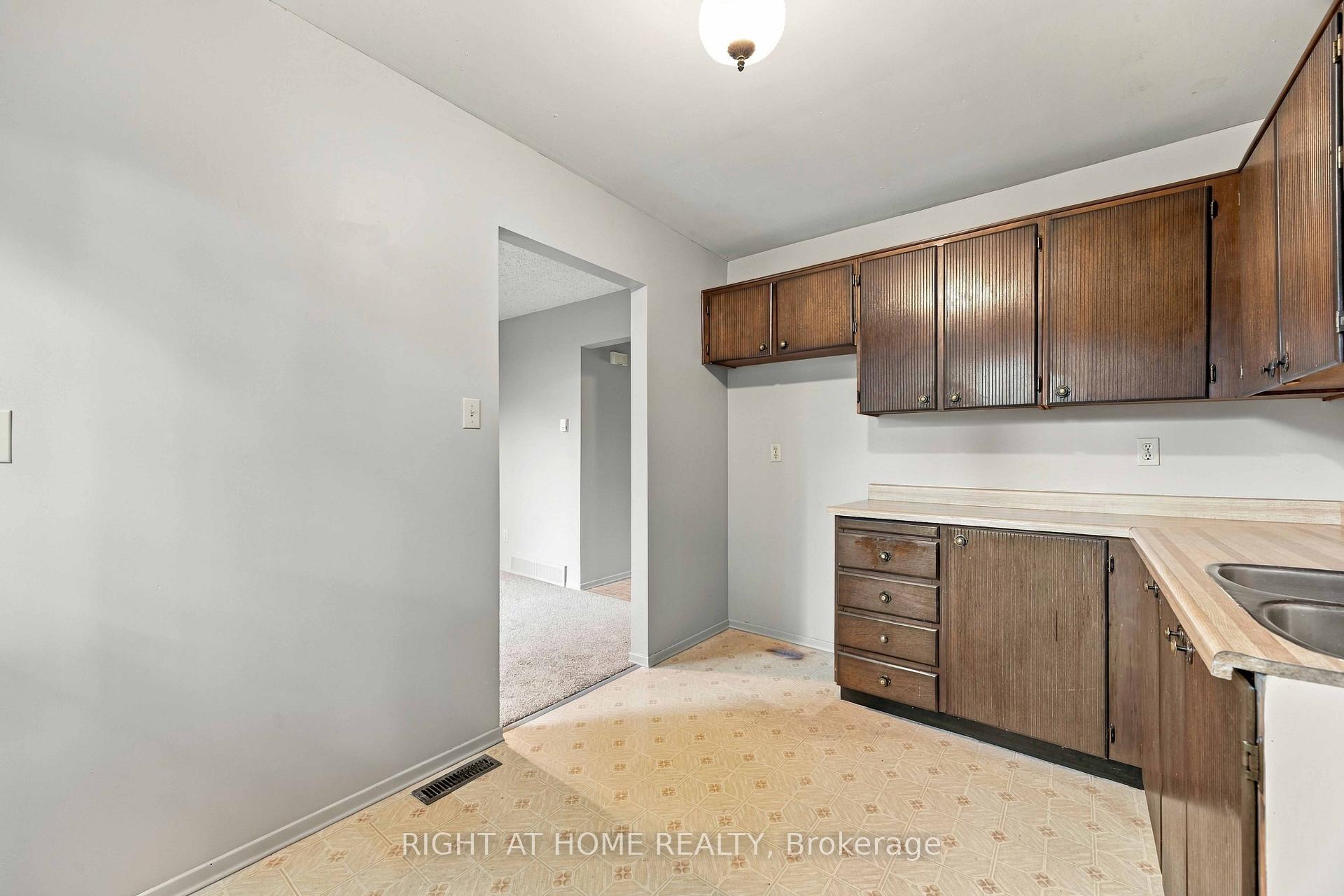 Photo 10 of 51 Maplestone Avenue, Sarnia — HOMEH