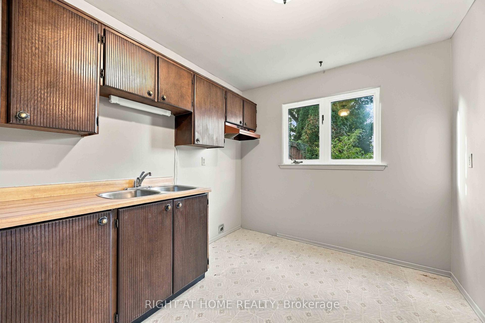Photo 11 of 51 Maplestone Avenue, Sarnia — HOMEH