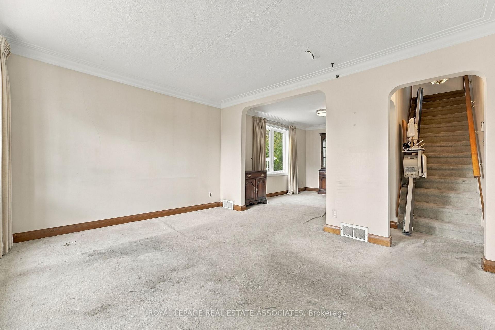 Photo 5 of 989 Pelham Avenue, Mississauga, Lakeview — HOMEH