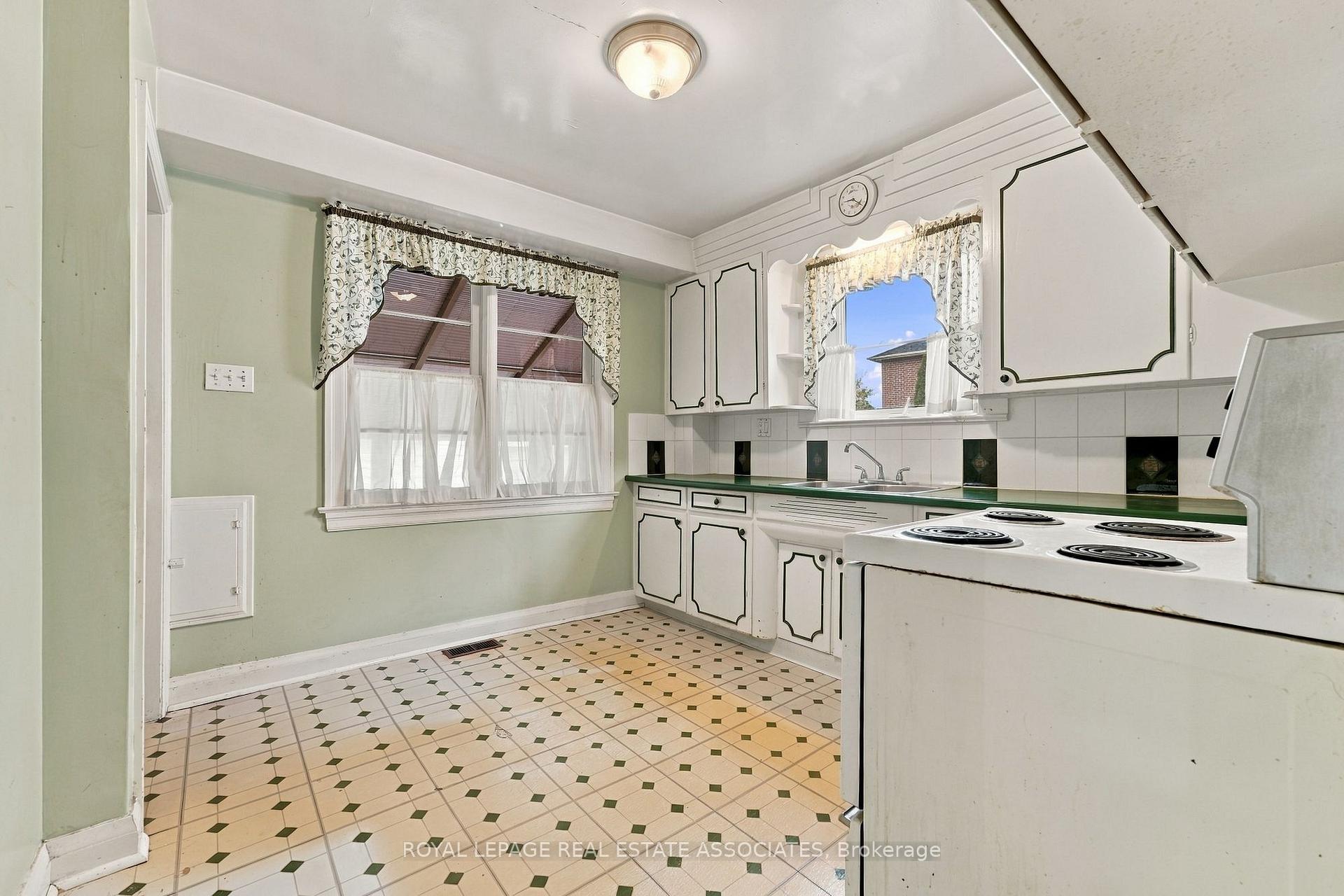 Photo 13 of 989 Pelham Avenue, Mississauga, Lakeview — HOMEH