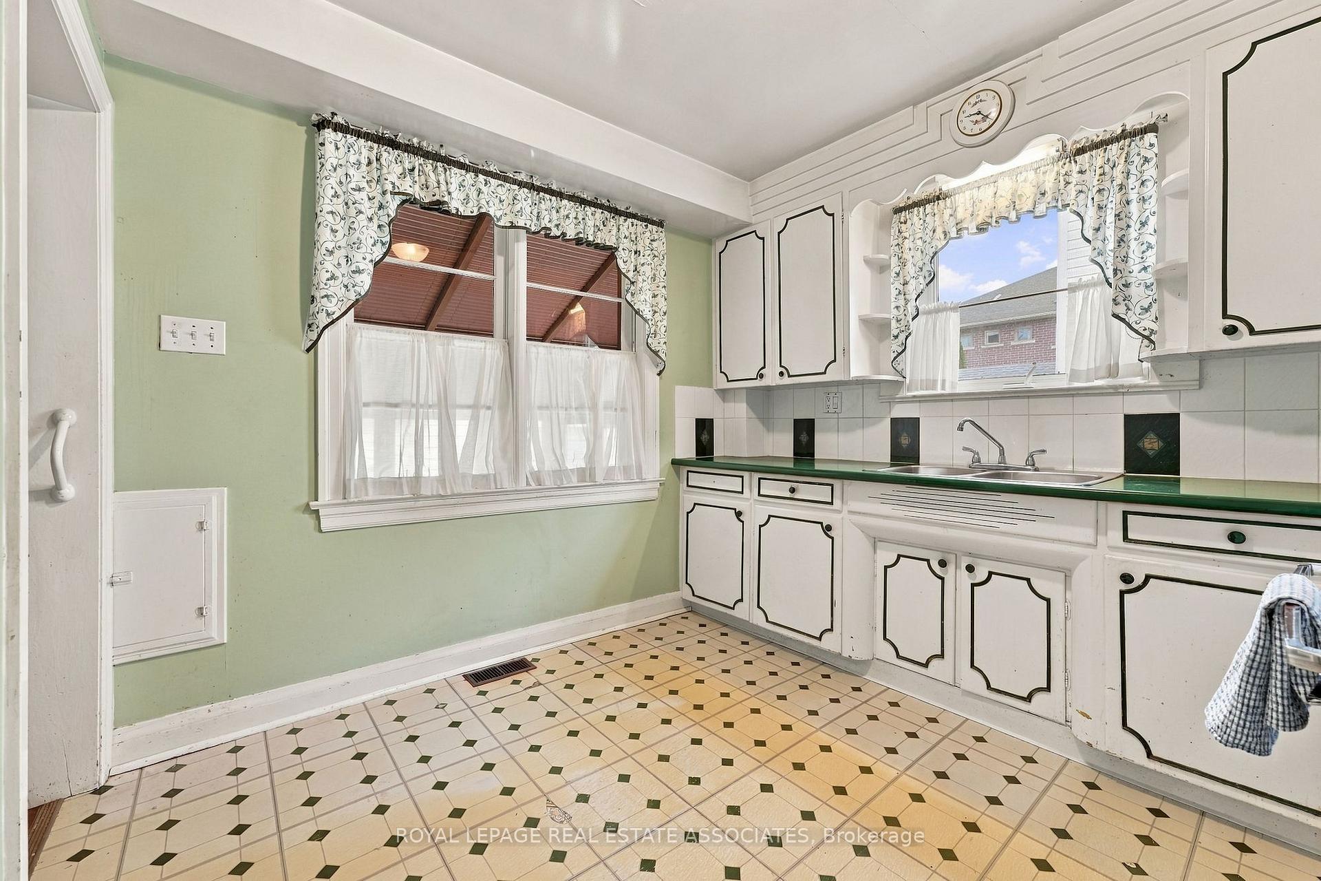 Photo 14 of 989 Pelham Avenue, Mississauga, Lakeview — HOMEH