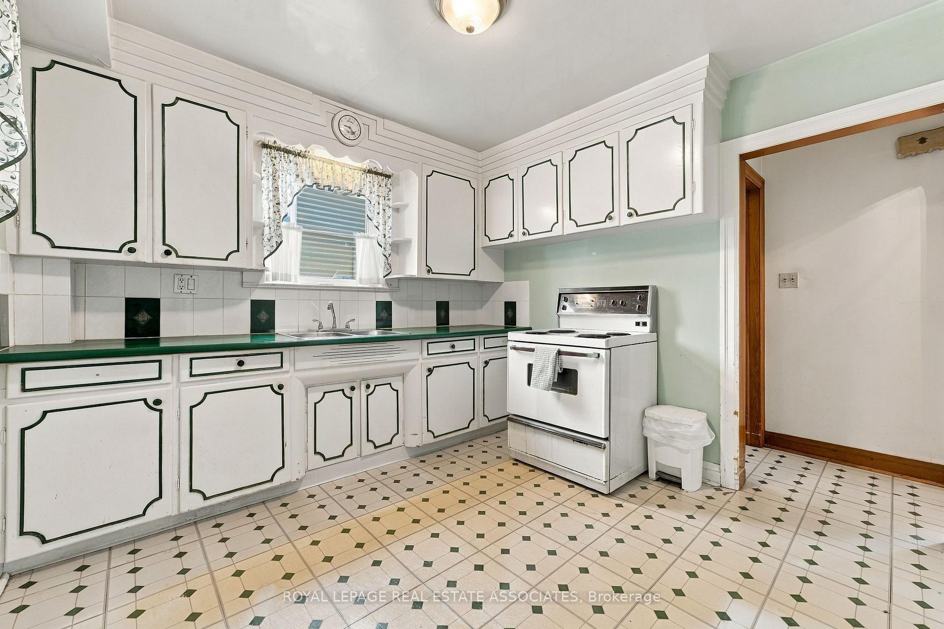 Photo 15 of 989 Pelham Avenue, Mississauga, Lakeview — HOMEH