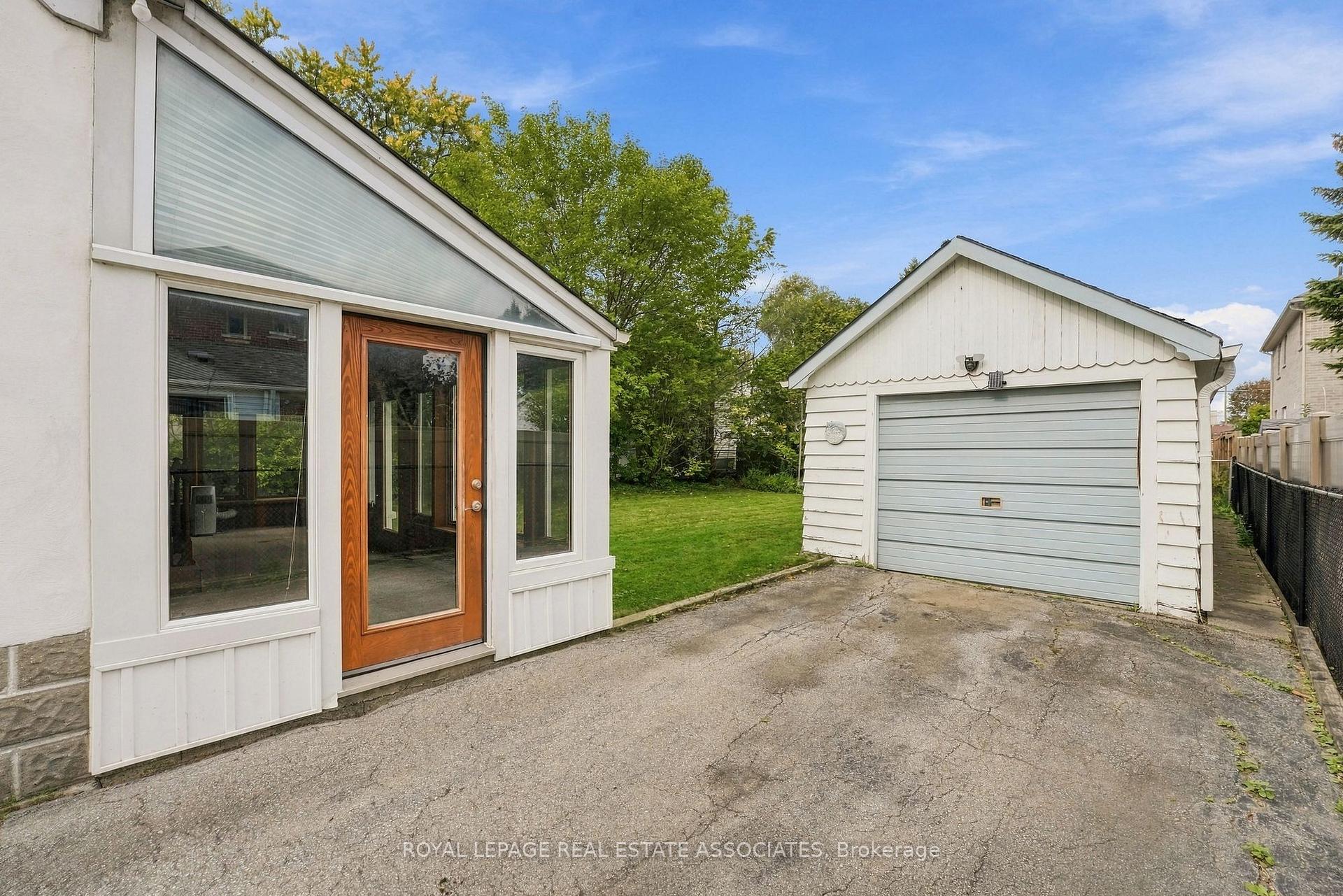 Photo 31 of 989 Pelham Avenue, Mississauga, Lakeview — HOMEH