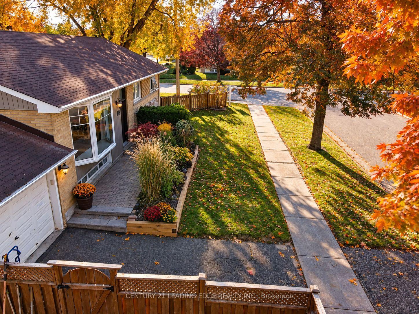 Photo 2 of 18 Horizon Crescent, Scarborough, Tam O'Shanter-Sullivan — HOMEH