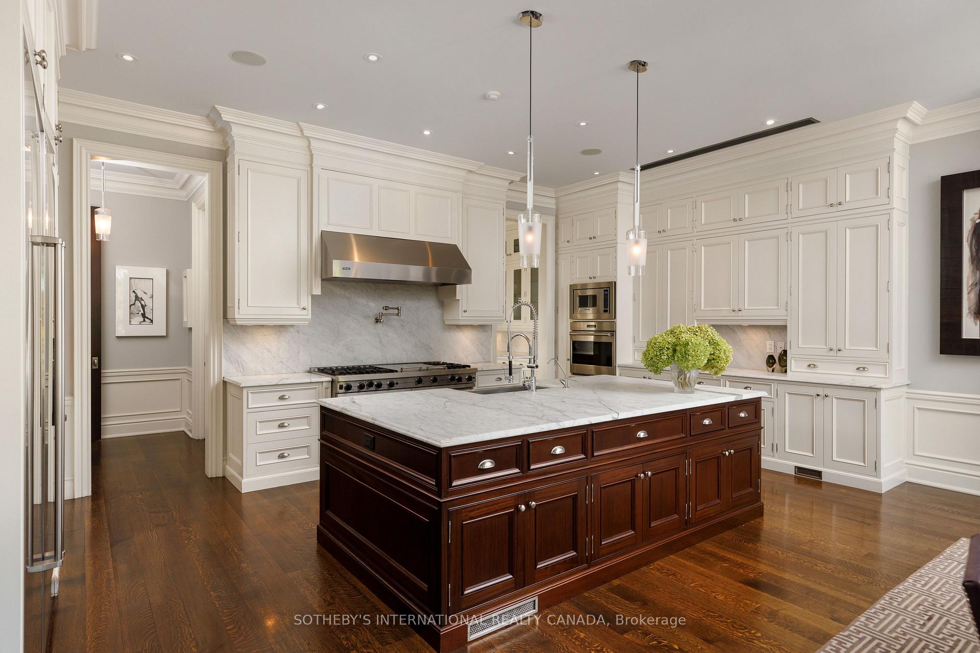 Photo 11 of 29 Edgehill Road, Etobicoke, Edenbridge-Humber Valley — HOMEH