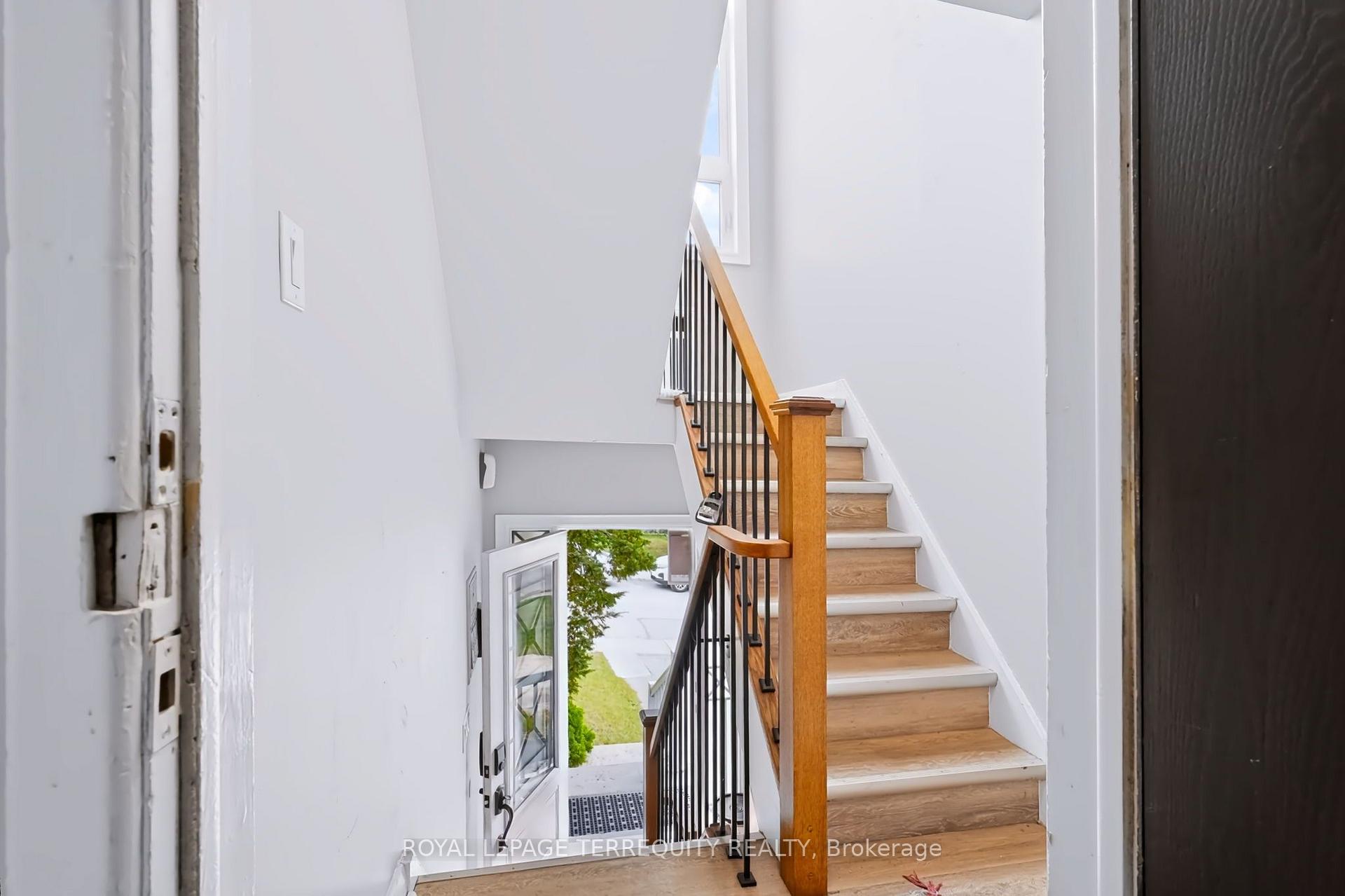 Photo 2 of Unit Upper, 32 Dynevor Road, Toronto, Caledonia-Fairbank — HOMEH