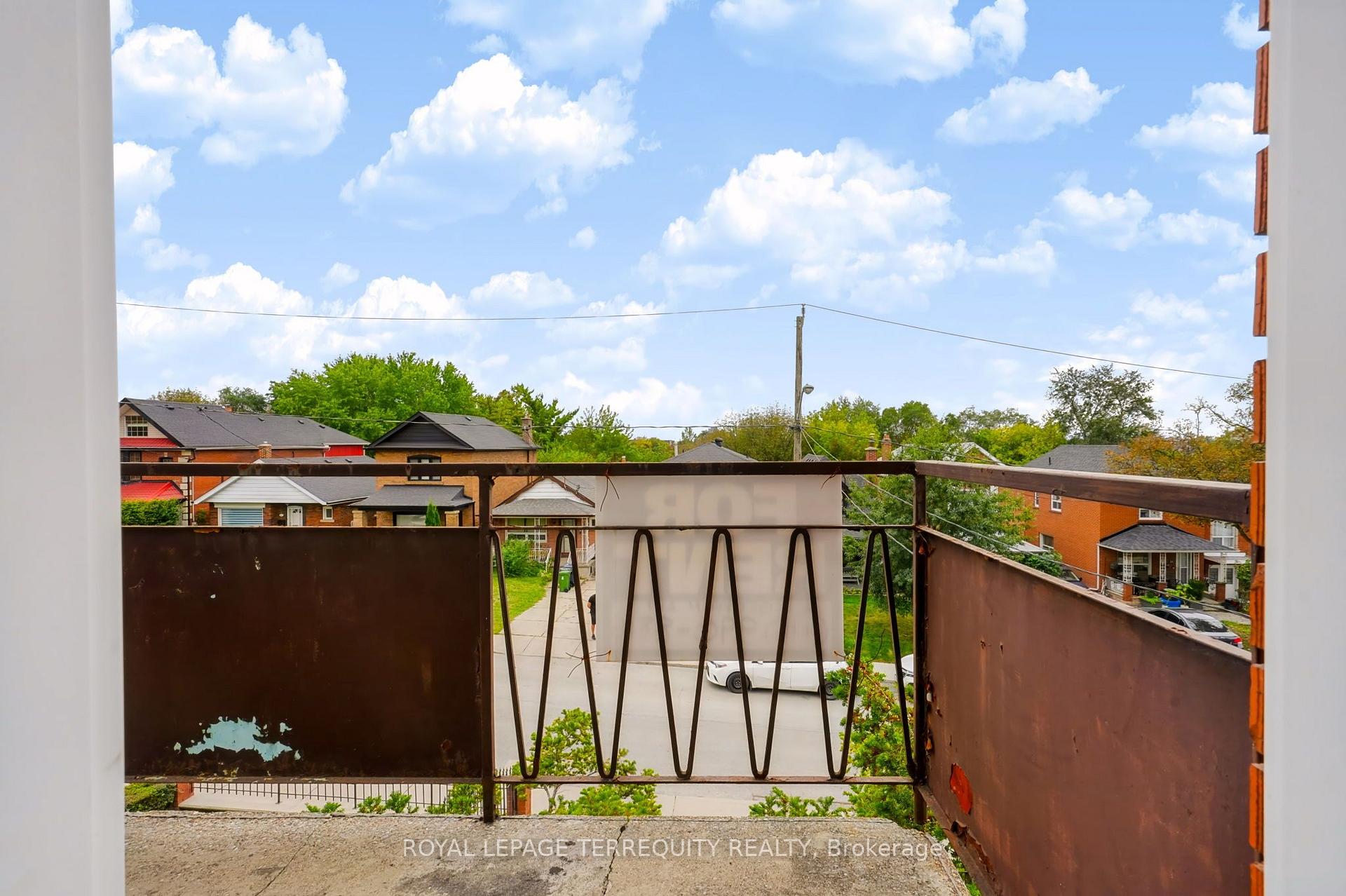 Photo 4 of Unit Upper, 32 Dynevor Road, Toronto, Caledonia-Fairbank — HOMEH