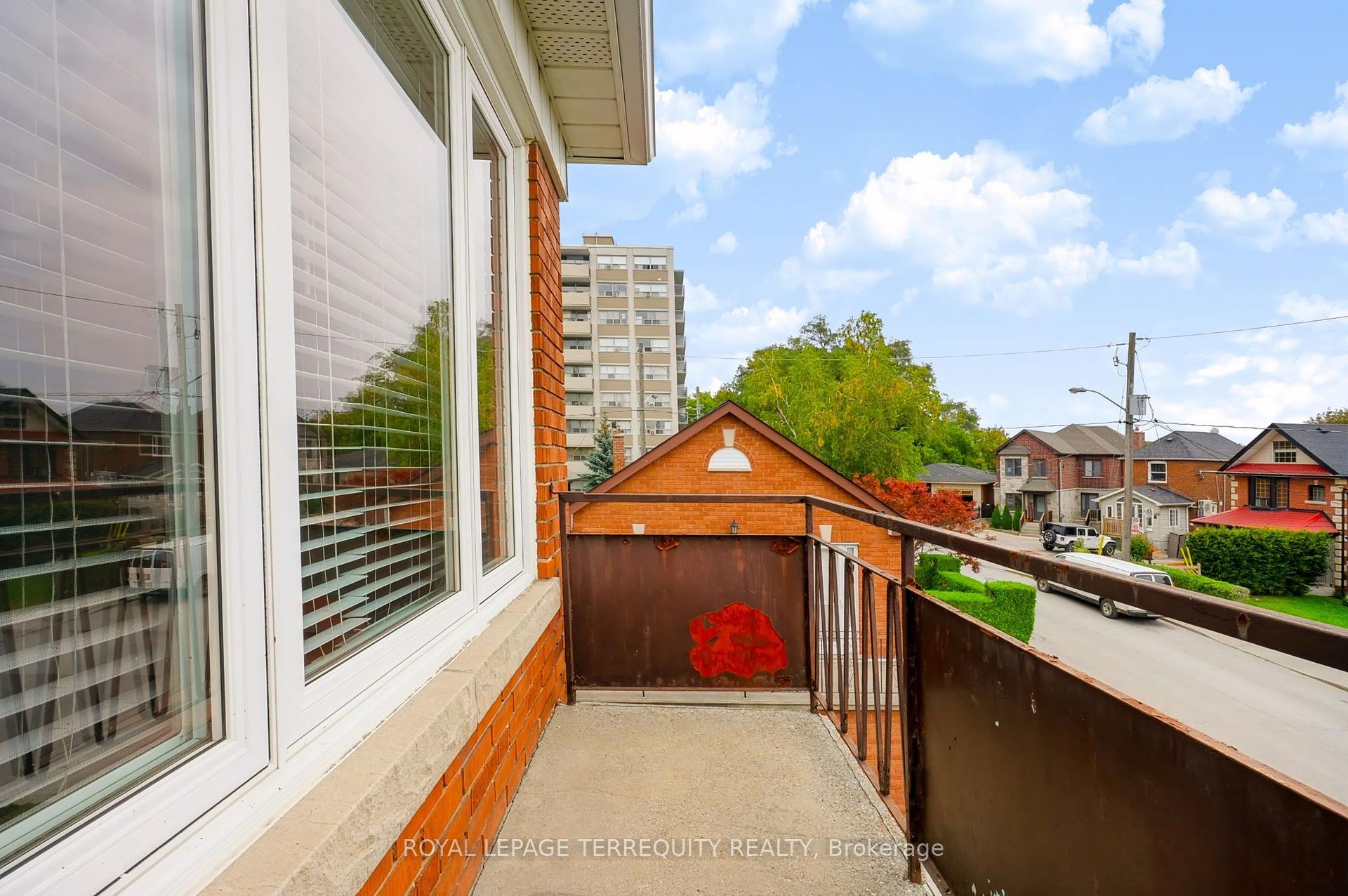 Photo 5 of Unit Upper, 32 Dynevor Road, Toronto, Caledonia-Fairbank — HOMEH
