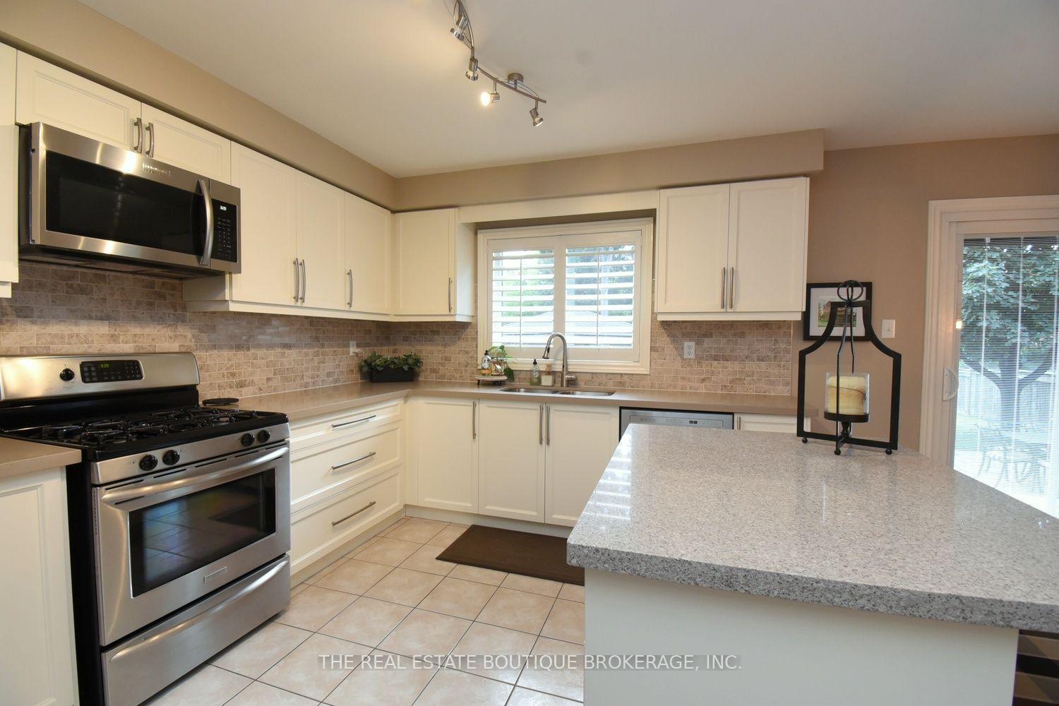 Photo 12 of 470 Amanda Crescent, Burlington, Appleby — HOMEH