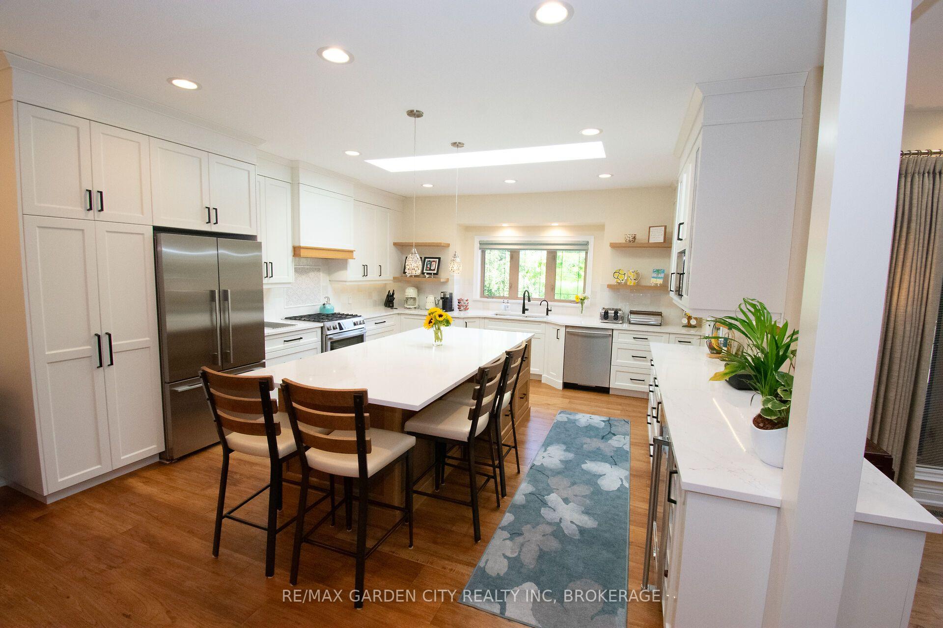 Photo 2 of 12 Power Glen Road, St. Catharines, Rykert/Vansickle — HOMEH