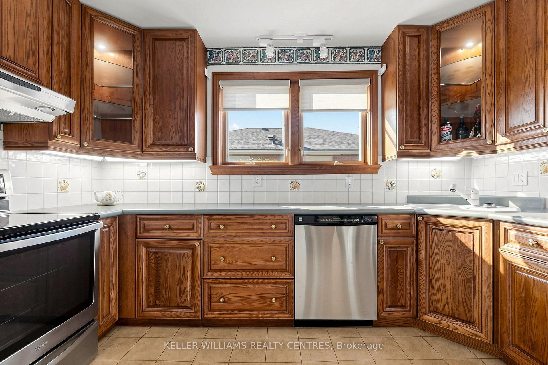 Photo 10 of 369 Osiris Drive, Richmond Hill, Crosby — HOMEH