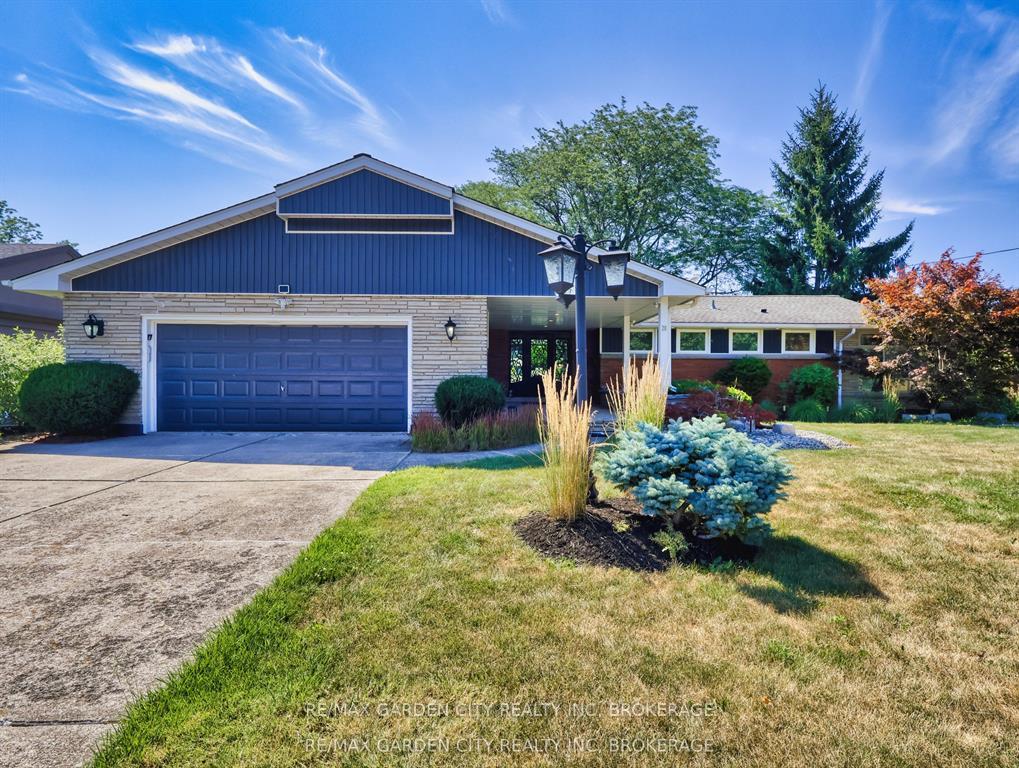 Photo 3 of 28 Marsdale Drive, St. Catharines, Glendale/Glenridge — HOMEH