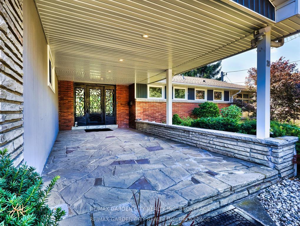 Photo 4 of 28 Marsdale Drive, St. Catharines, Glendale/Glenridge — HOMEH