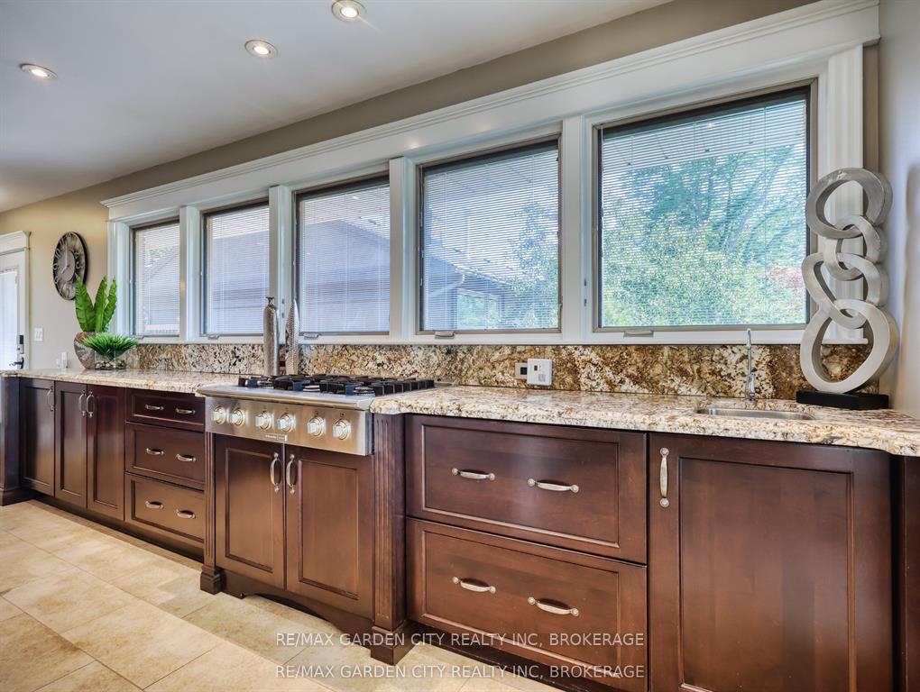 Photo 12 of 28 Marsdale Drive, St. Catharines, Glendale/Glenridge — HOMEH