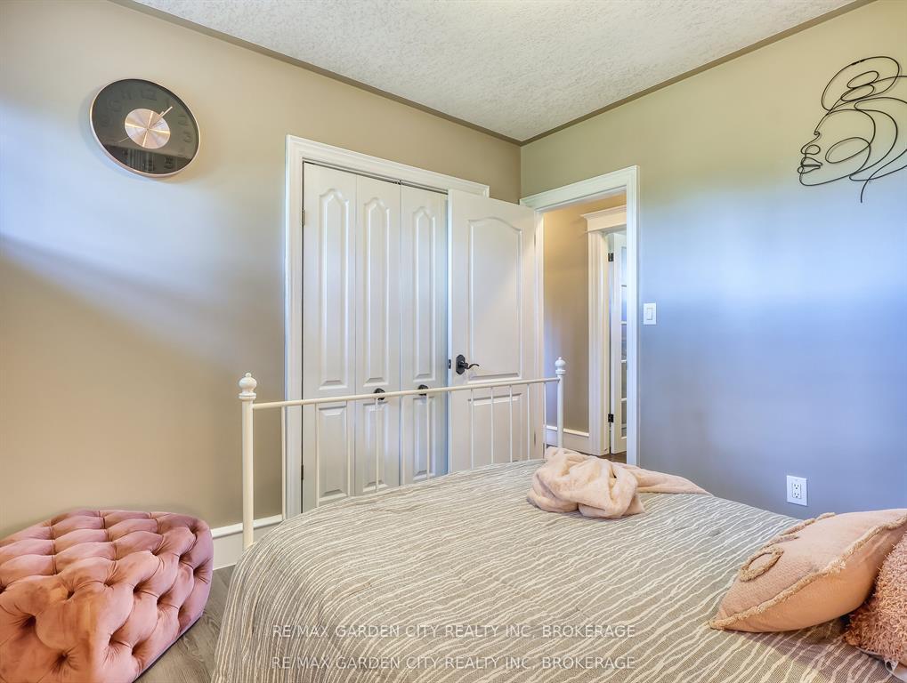 Photo 19 of 28 Marsdale Drive, St. Catharines, Glendale/Glenridge — HOMEH