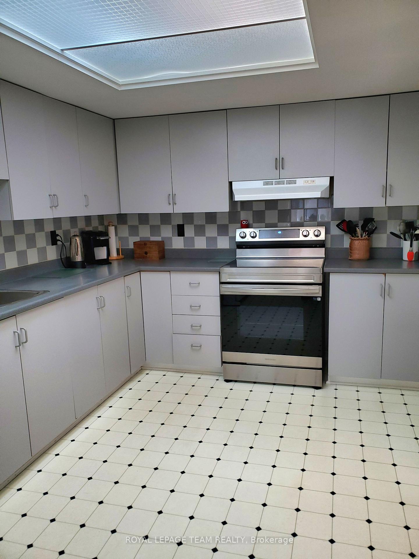 Photo 3 of 61 Mcgibbon Drive, Ottawa, Kanata - Katimavik — HOMEH