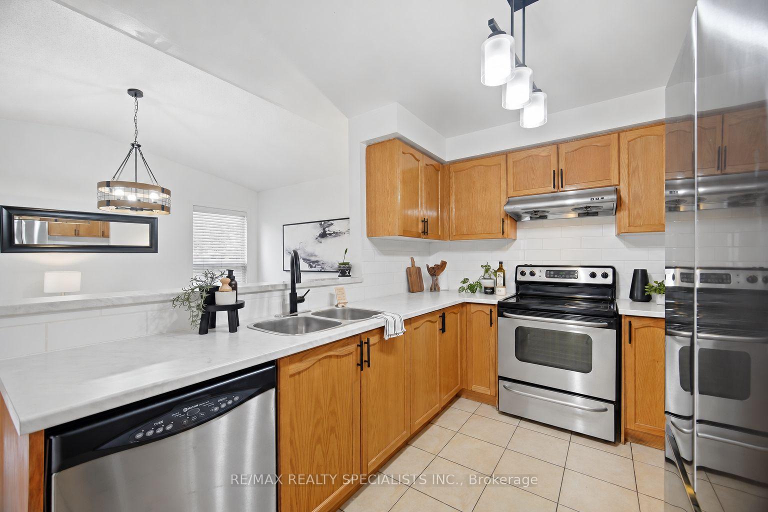 Photo 5 of 30 Passfield Trail, Brampton, Bram East — HOMEH