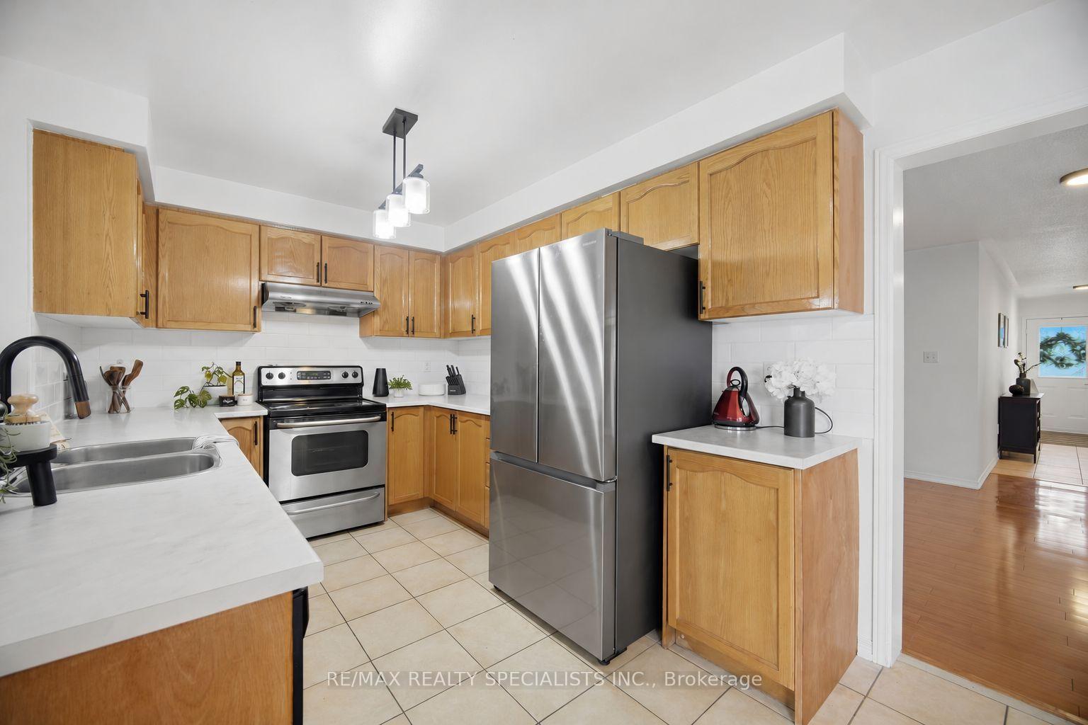 Photo 6 of 30 Passfield Trail, Brampton, Bram East — HOMEH