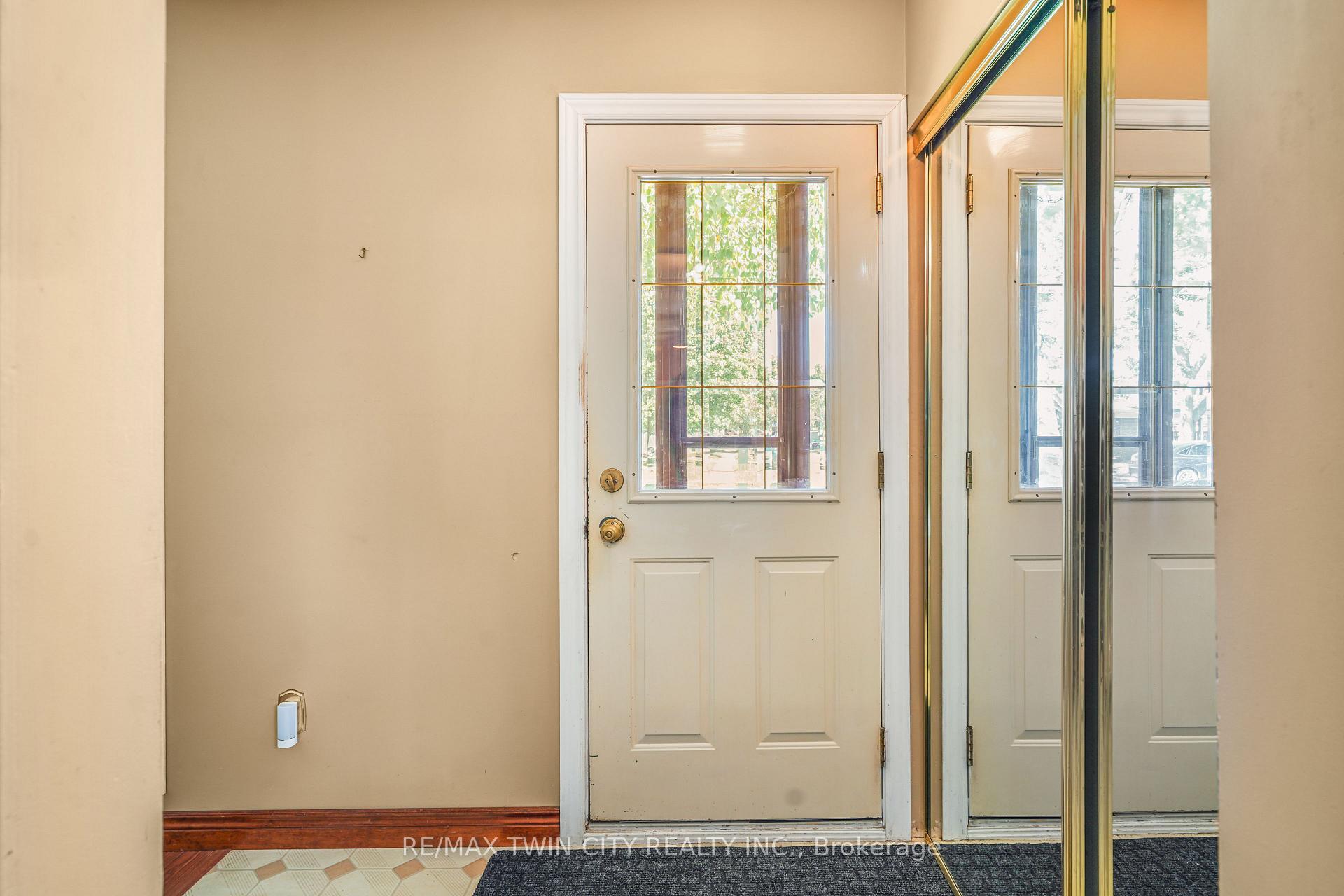 Photo 9 of 35 Ivanhoe Road, Brantford, Cedarland — HOMEH