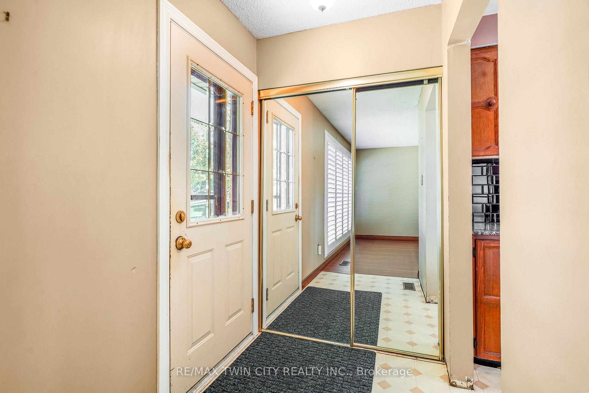 Photo 10 of 35 Ivanhoe Road, Brantford, Cedarland — HOMEH