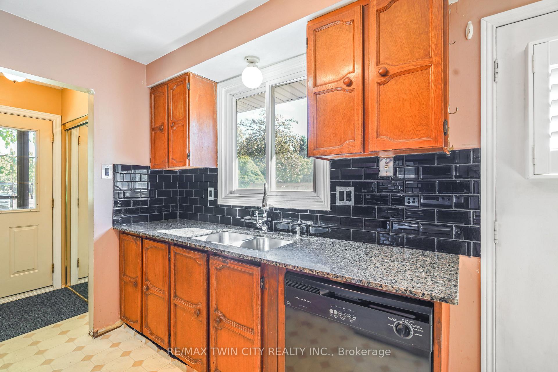 Photo 23 of 35 Ivanhoe Road, Brantford, Cedarland — HOMEH