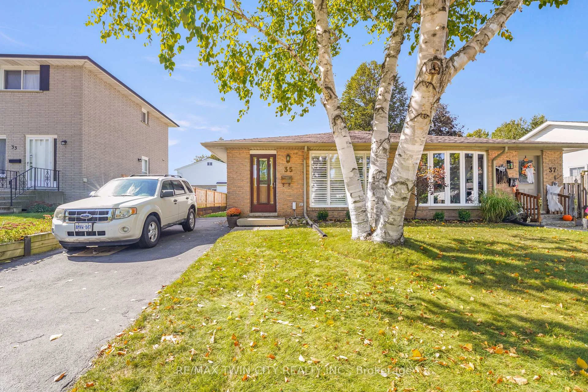Photo 2 of 35 Ivanhoe Road, Brantford, Cedarland — HOMEH